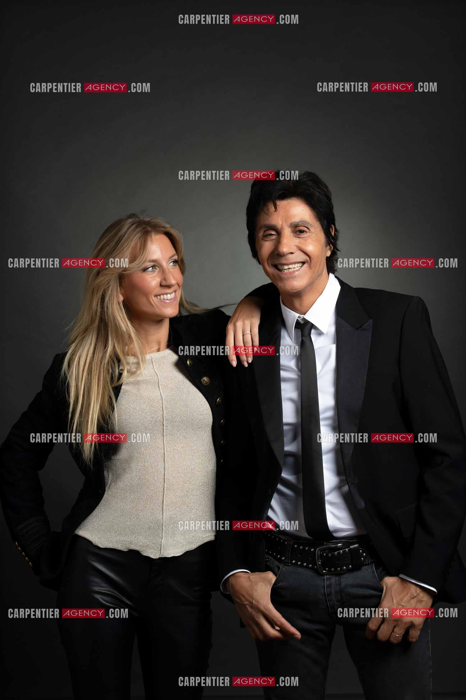 Le chanteur Jean-Luc Lahaye viens enfin d'obtenir de la part du juge l'autorisation de pouvoir se produire sur scène devant ses fans. Cela faisait presque trois années que Jean-Luc Lahaye avait été mis en examen pour viol et agression sexuelle de deux mineures, et avait été interdit par la juge d'instruction chargée des investigations de se produire en public. Jean-Luc Lahaye et sa compagne Paola.    ( Exclusif )