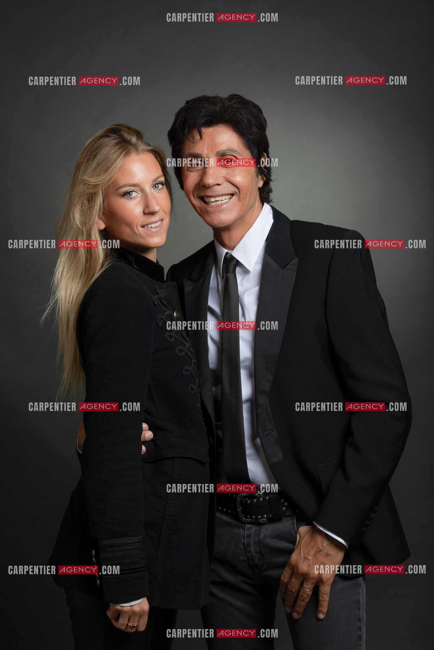 Le chanteur Jean-Luc Lahaye viens enfin d'obtenir de la part du juge l'autorisation de pouvoir se produire sur scène devant ses fans. Cela faisait presque trois années que Jean-Luc Lahaye avait été mis en examen pour viol et agression sexuelle de deux mineures, et avait été interdit par la juge d'instruction chargée des investigations de se produire en public. Jean-Luc Lahaye et sa compagne Paola.    ( Exclusif )