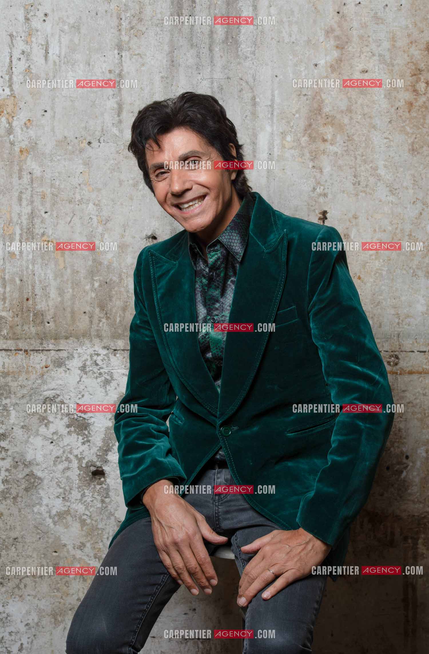 Le chanteur Jean-Luc Lahaye viens enfin d'obtenir de la part du juge l'autorisation de pouvoir se produire sur scène devant ses fans. Cela faisait presque trois années que Jean-Luc Lahaye avait été mis en examen pour viol et agression sexuelle de deux mineures, et avait été interdit par la juge d'instruction chargée des investigations de se produire en public.  ( Exclusif )