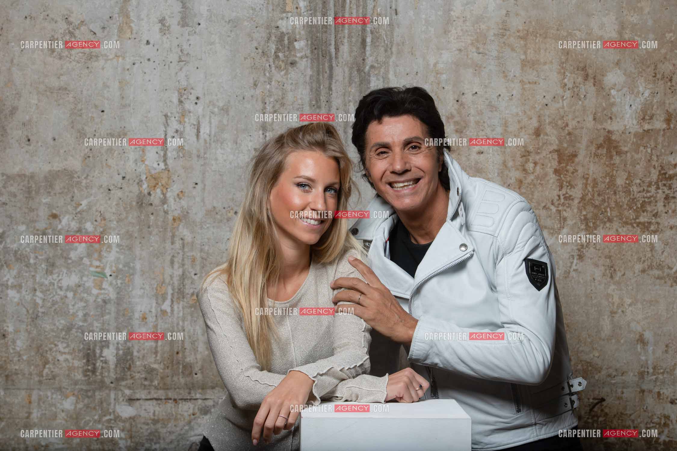 Le chanteur Jean-Luc Lahaye viens enfin d'obtenir de la part du juge l'autorisation de pouvoir se produire sur scène devant ses fans. Cela faisait presque trois années que Jean-Luc Lahaye avait été mis en examen pour viol et agression sexuelle de deux mineures, et avait été interdit par la juge d'instruction chargée des investigations de se produire en public. Jean-Luc Lahaye et sa compagne Paola.    ( Exclusif )