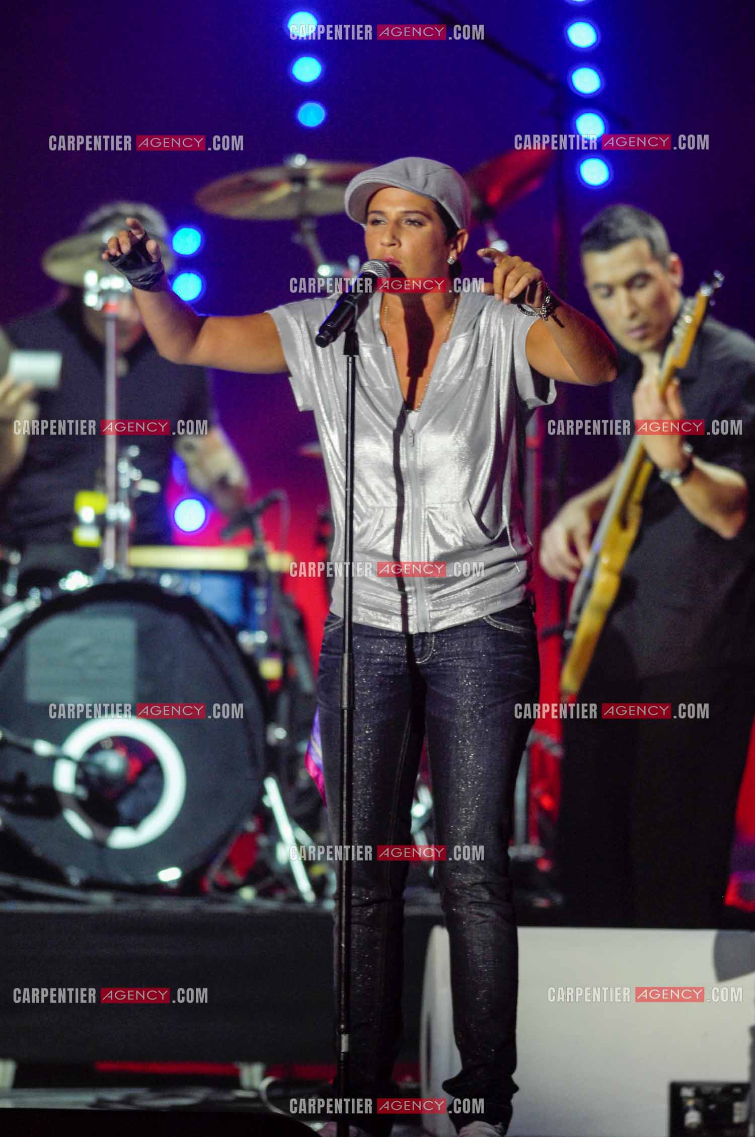 La chanteuse Diam's invitée aux Victoires de la musique en 2008 pour interpréter son titre “ Ma France à moi “. La rappeuse terminera son titre en étant émue aux larmes.