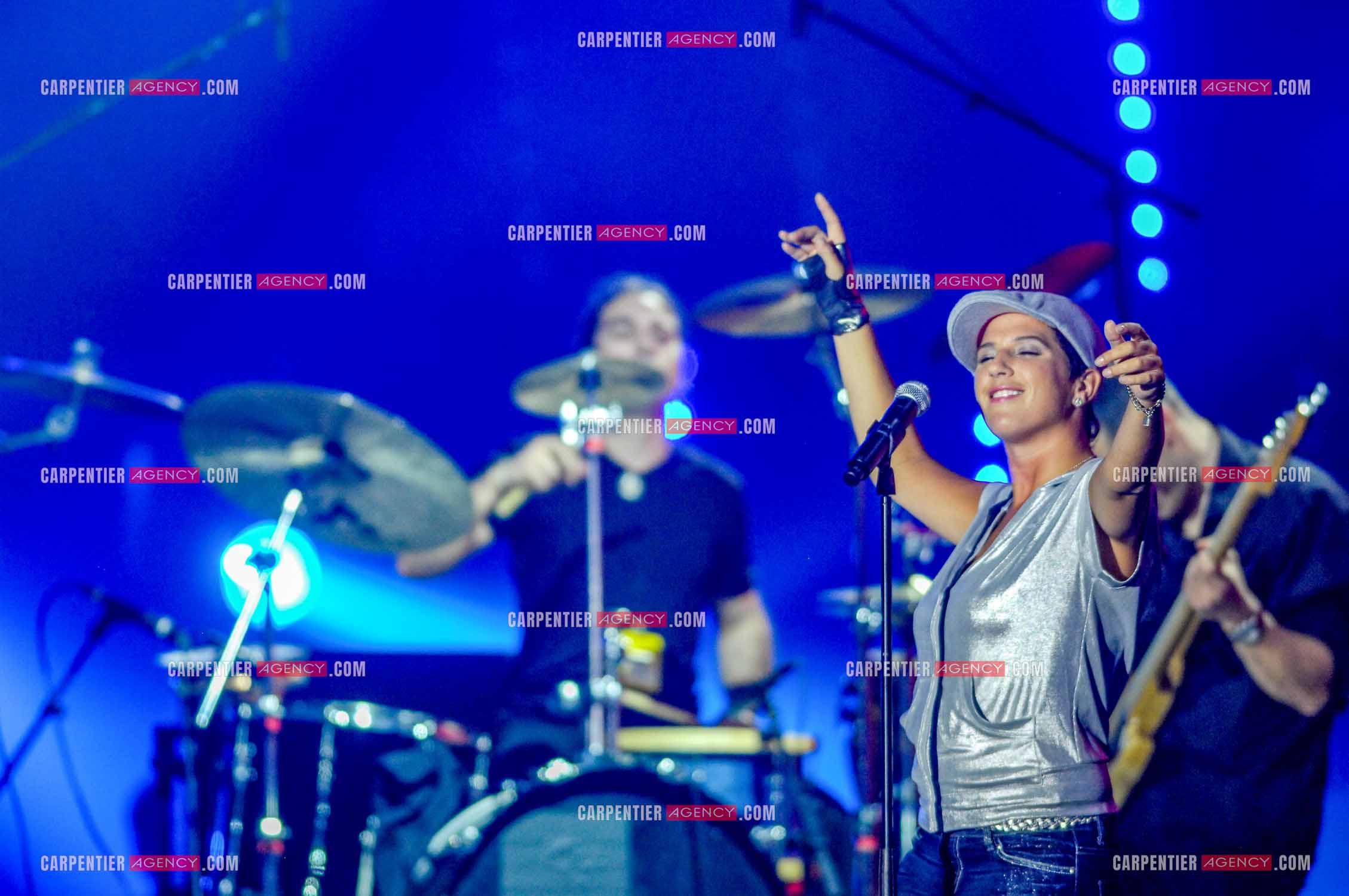 La chanteuse Diam's invitée aux Victoires de la musique en 2008 pour interpréter son titre “ Ma France à moi “. La rappeuse terminera son titre en étant émue aux larmes.