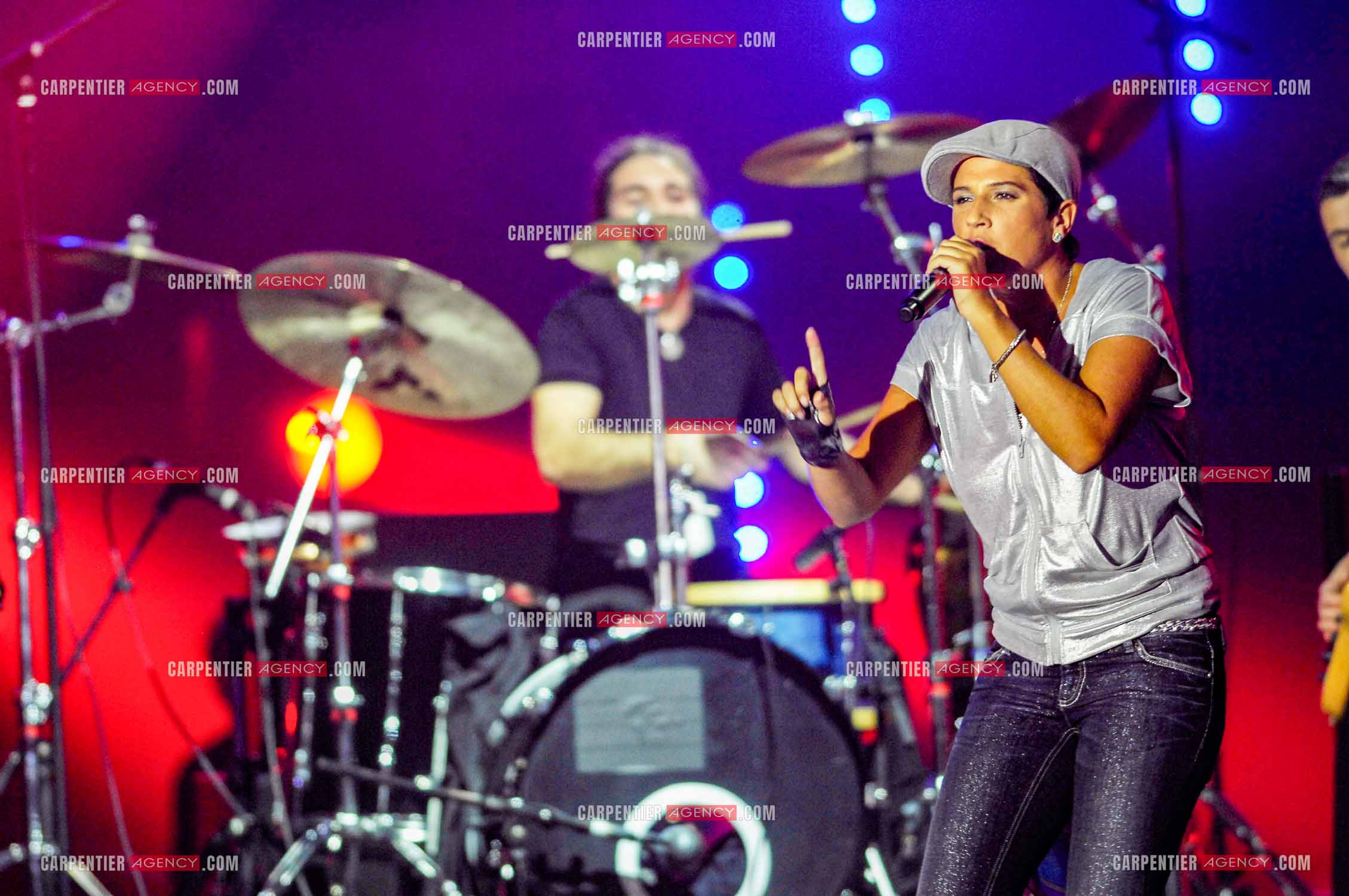 La chanteuse Diam's invitée aux Victoires de la musique en 2008 pour interpréter son titre “ Ma France à moi “. La rappeuse terminera son titre en étant émue aux larmes.