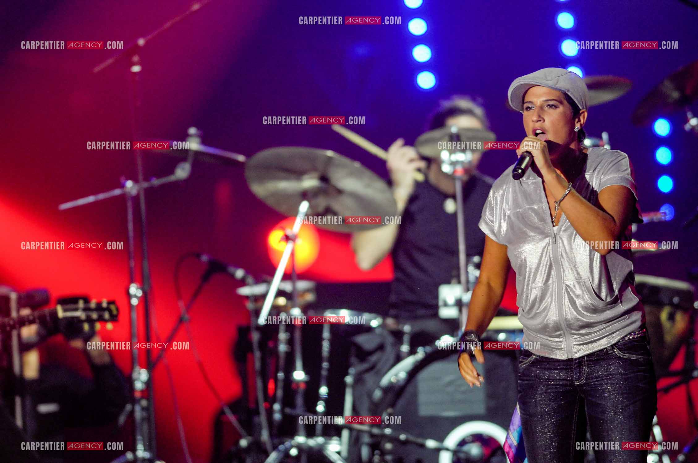 La chanteuse Diam's invitée aux Victoires de la musique en 2008 pour interpréter son titre “ Ma France à moi “. La rappeuse terminera son titre en étant émue aux larmes.