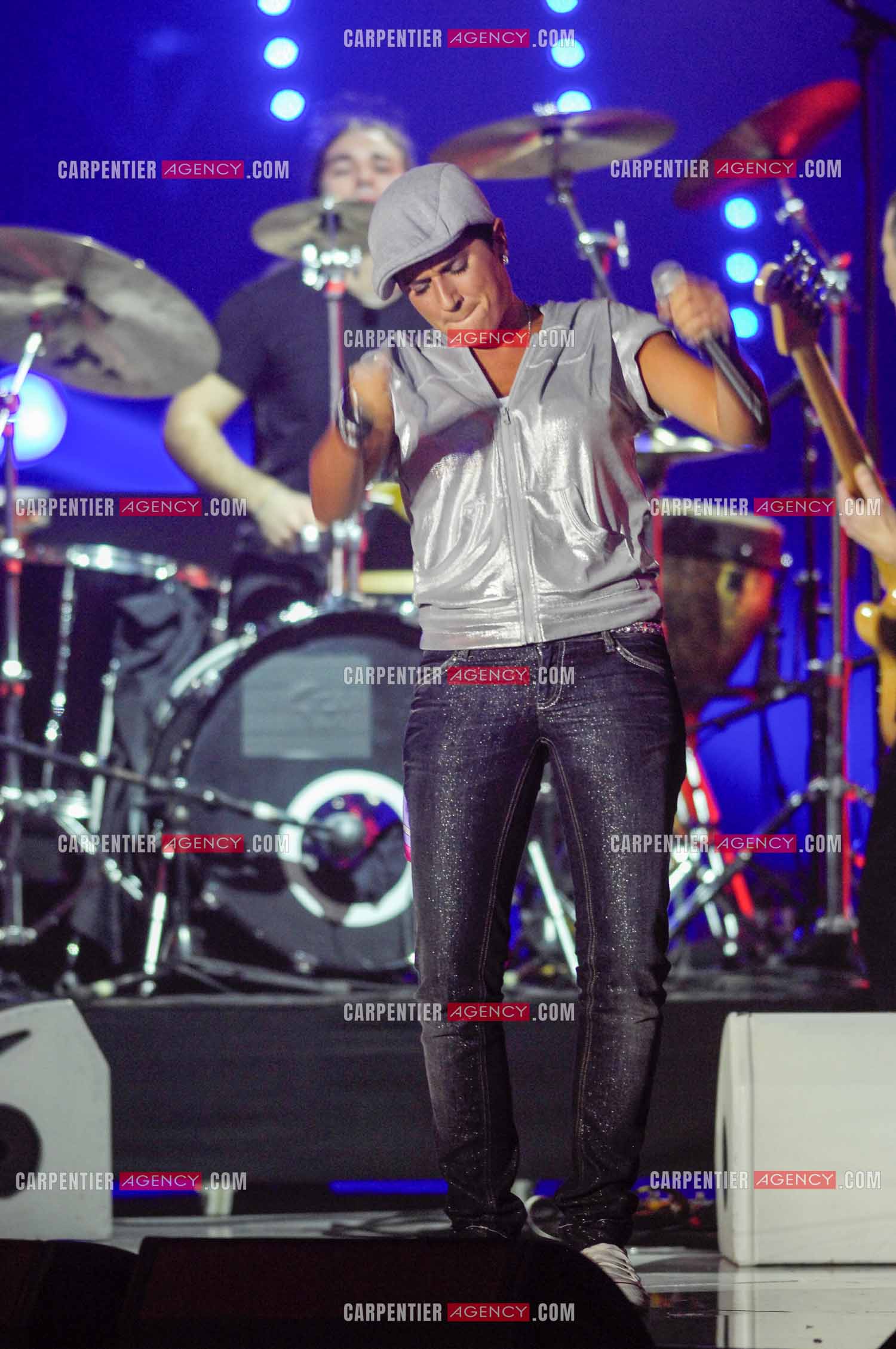 La chanteuse Diam's invitée aux Victoires de la musique en 2008 pour interpréter son titre “ Ma France à moi “. La rappeuse terminera son titre en étant émue aux larmes.