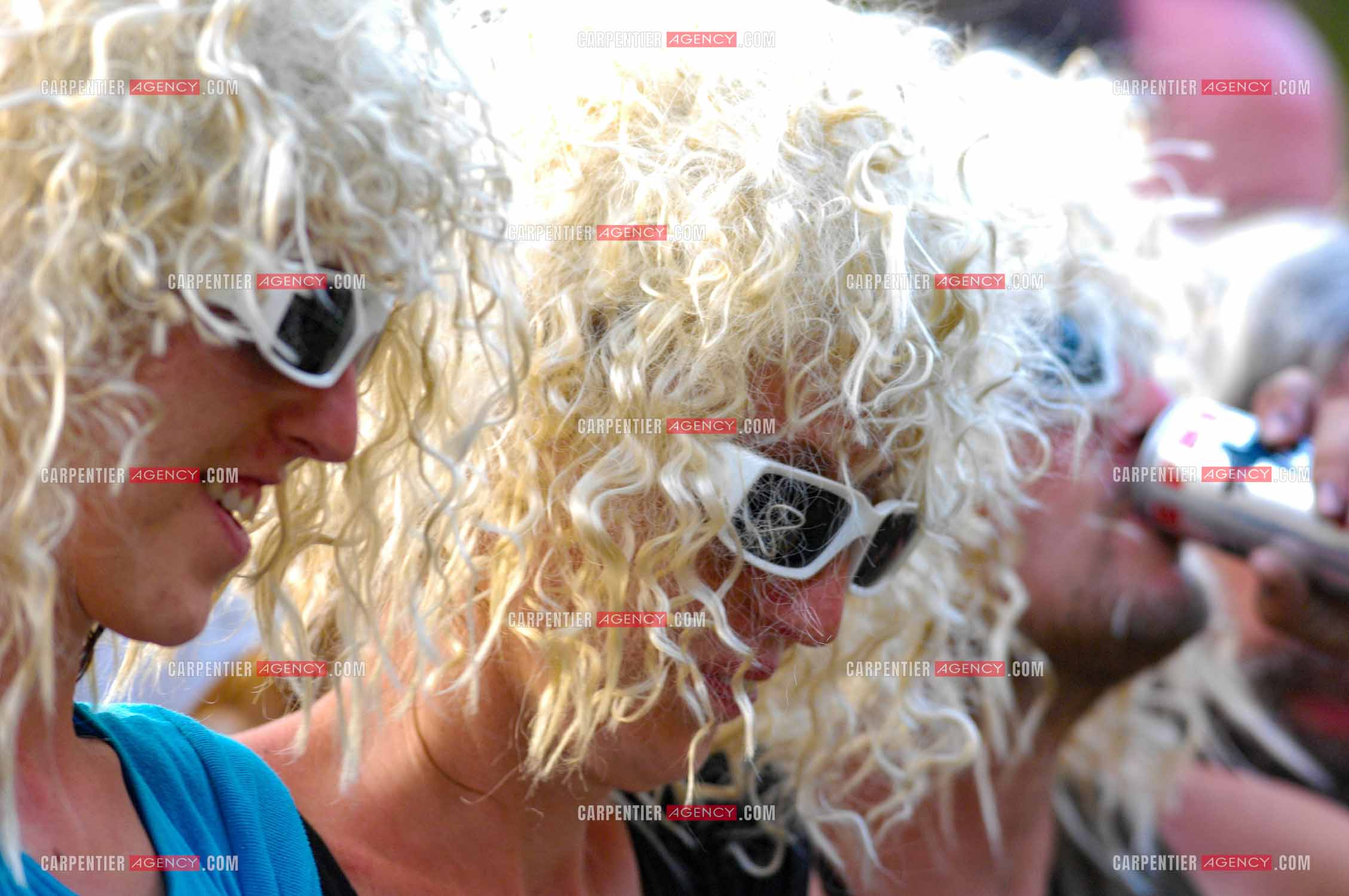 Le chanteur Michel Polnareff lors de son concert devant la Tour Eiffel pour le 14 juillet 2007. Fans regroupés devant la scène avec des perruques façon Michel Polnareff pour l'ambiance.