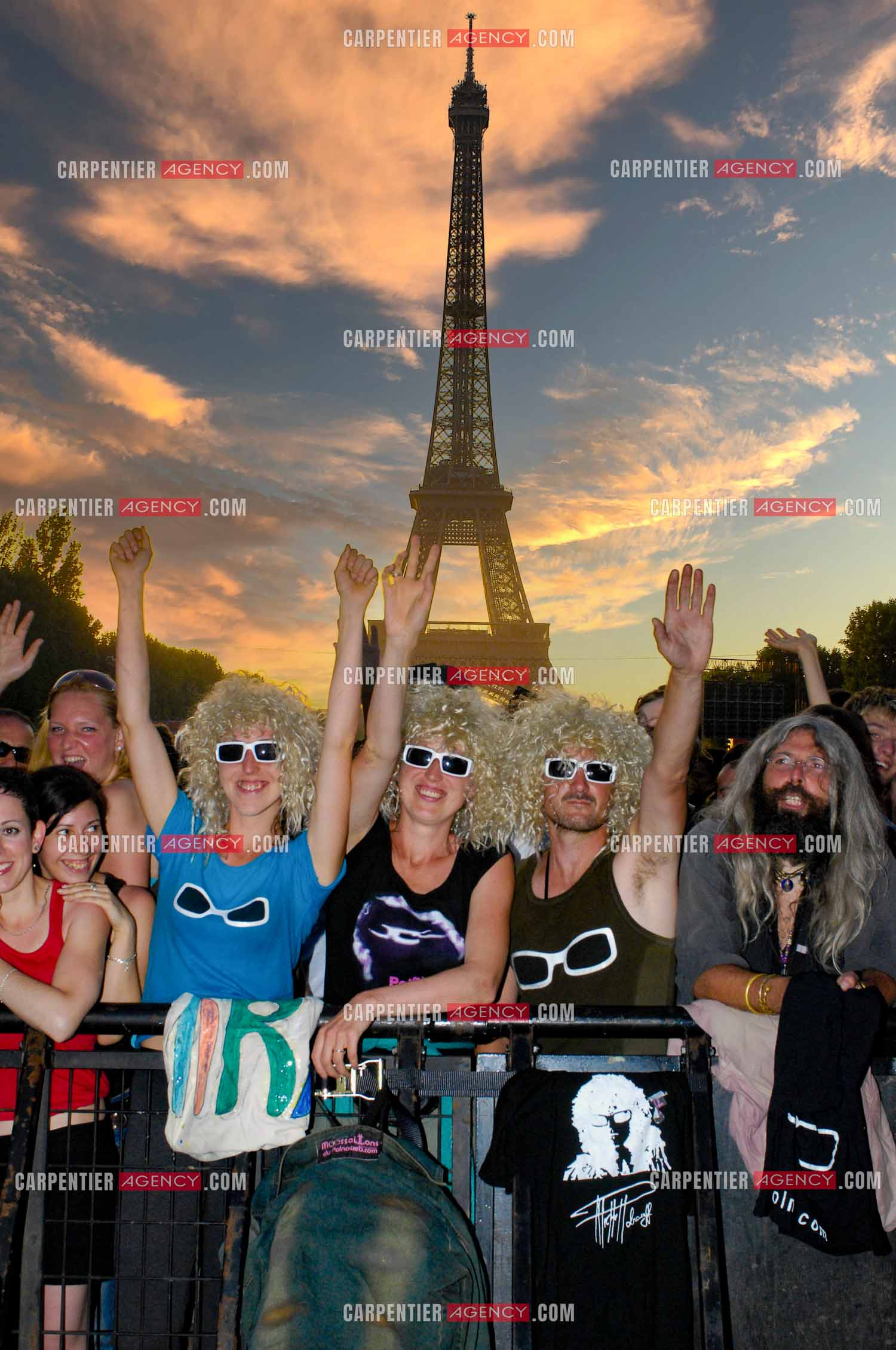 Le chanteur Michel Polnareff lors de son concert devant la Tour Eiffel pour le 14 juillet 2007. Fans regroupés devant la scène avec des banderoles pour l'ambiance.