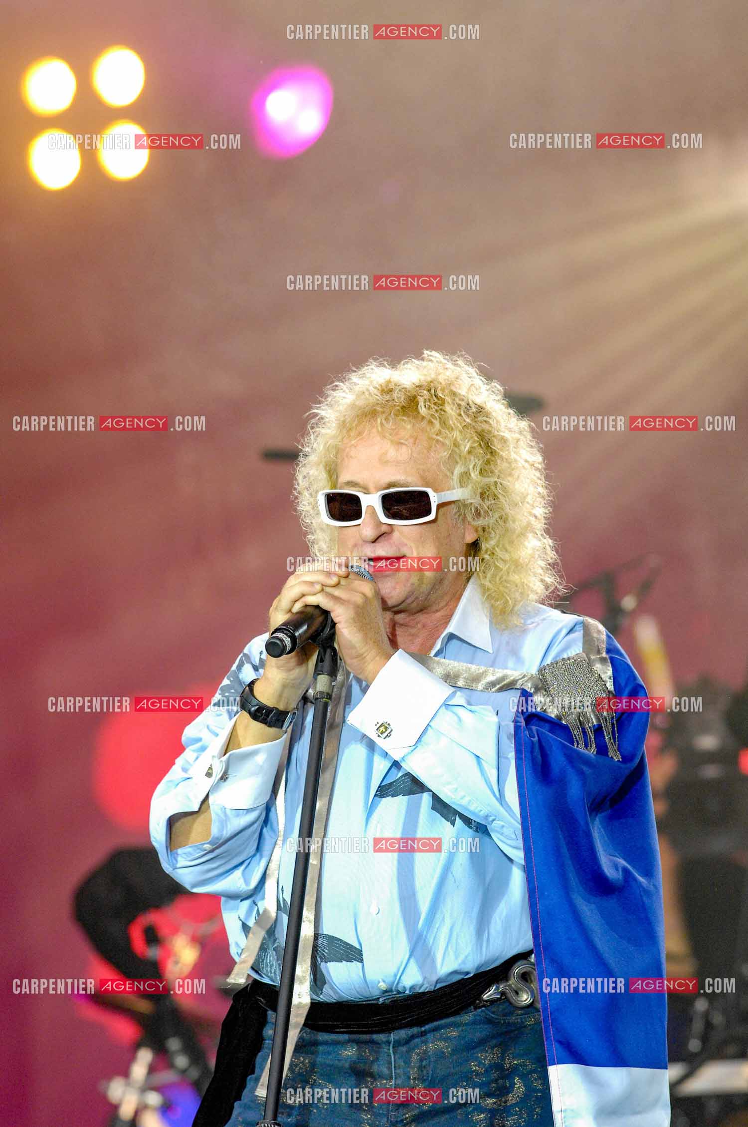 Le chanteur Michel Polnareff lors de son concert devant la Tour Eiffel pour le 14 juillet 2007. L'entrée en scène de Michel Polnareff avec le drapeau Français autour du cou.