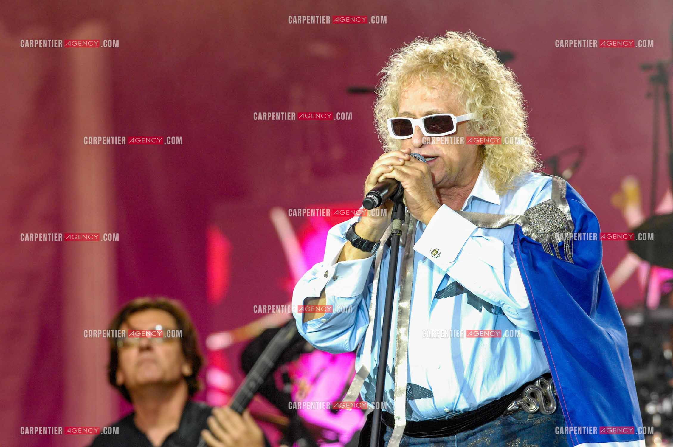 Le chanteur Michel Polnareff lors de son concert devant la Tour Eiffel pour le 14 juillet 2007. L'entrée en scène de Michel Polnareff avec le drapeau Français autour du cou.