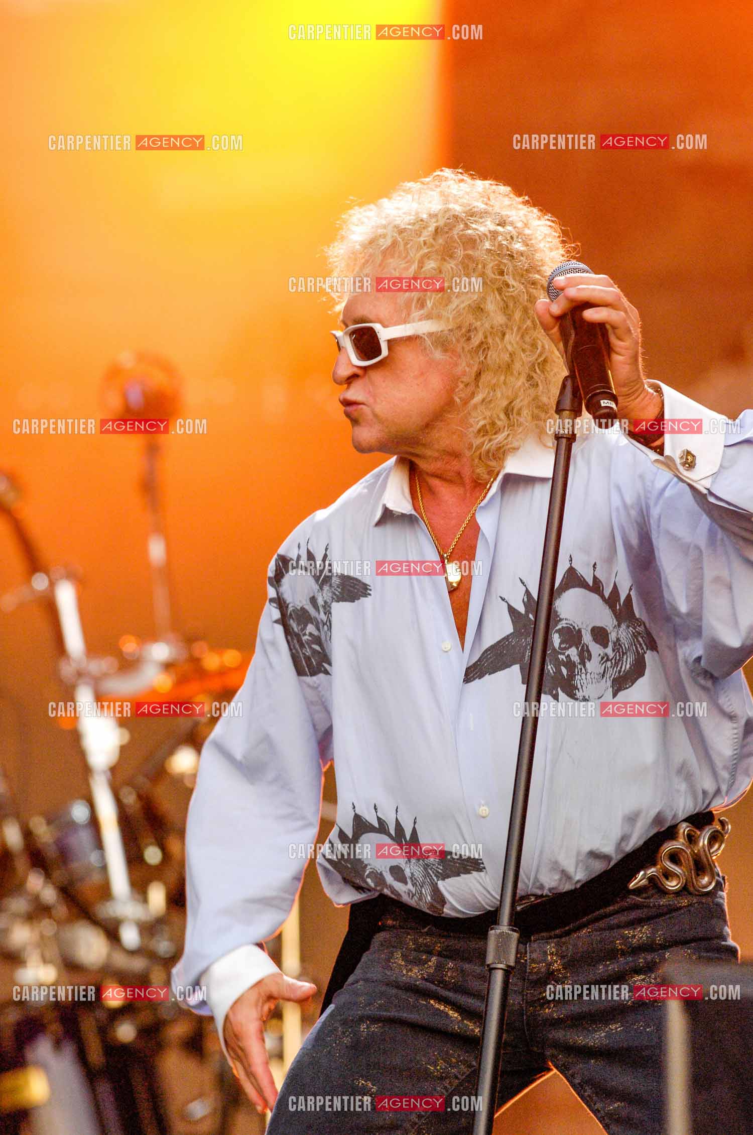 Le chanteur Michel Polnareff lors de son concert devant la Tour Eiffel pour le 14 juillet 2007.