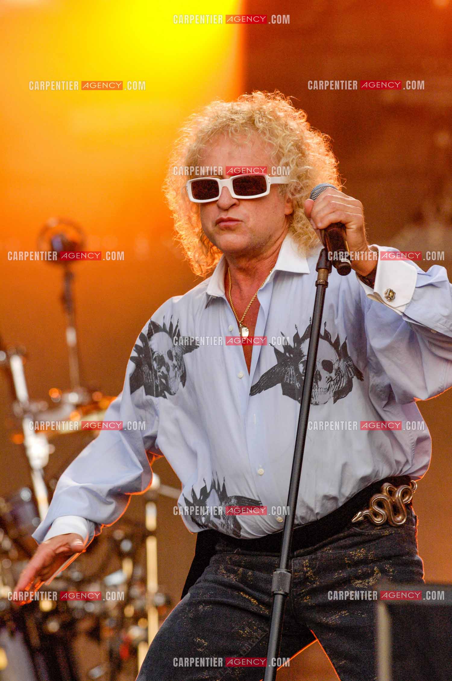 Le chanteur Michel Polnareff lors de son concert devant la Tour Eiffel pour le 14 juillet 2007.