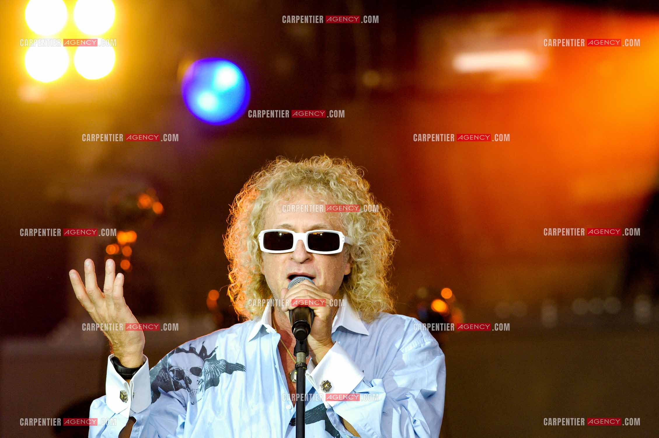 Le chanteur Michel Polnareff lors de son concert devant la Tour Eiffel pour le 14 juillet 2007.