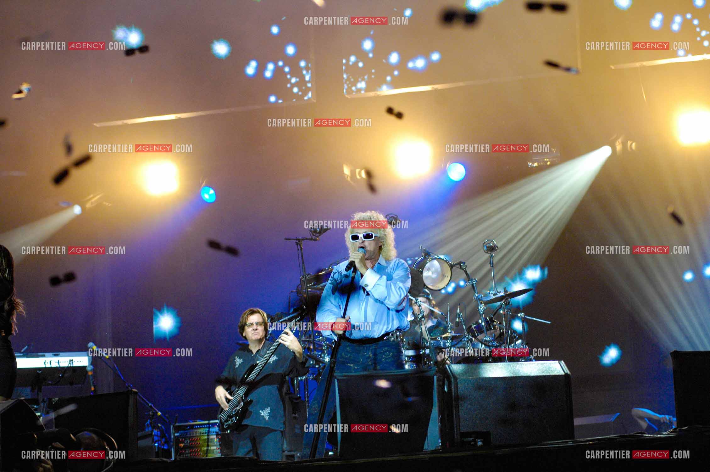 Le chanteur Michel Polnareff lors de son concert devant la Tour Eiffel pour le 14 juillet 2007.