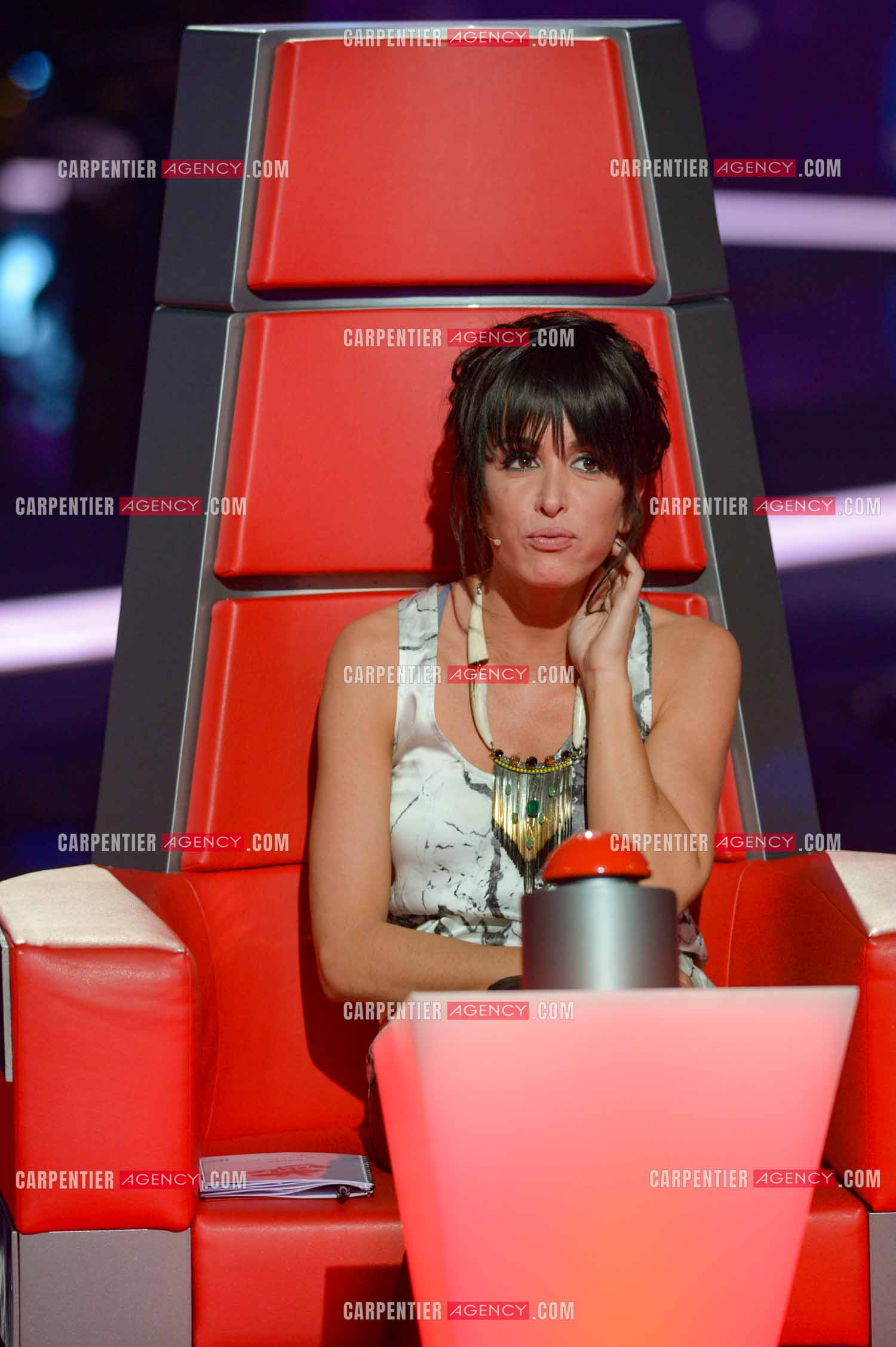 La chanteuse Jenifer Bartoli coach vocal de l'émission The Voice Kid's dans son fauteuil rouge.  ( Exclusif )