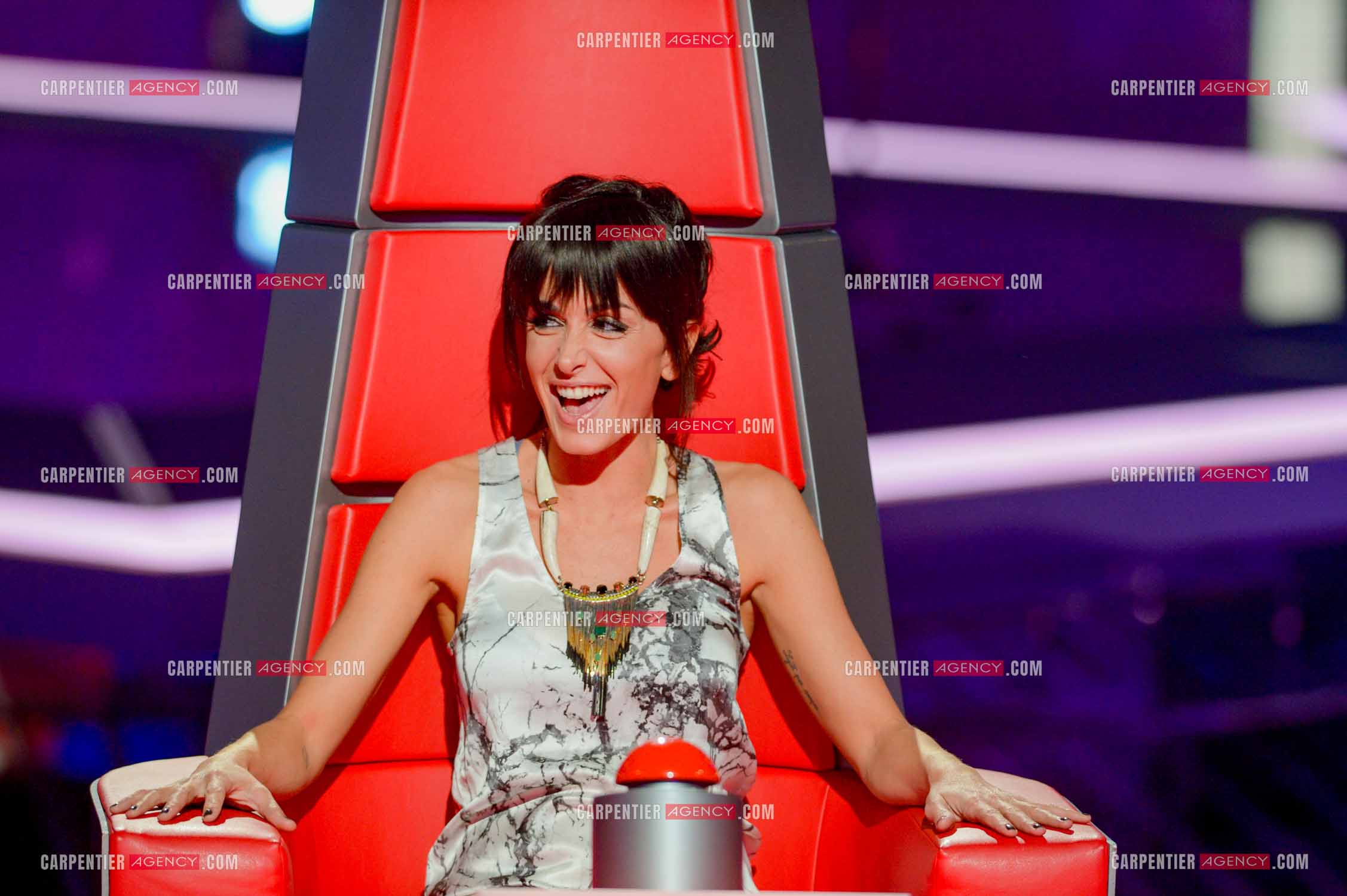 La chanteuse Jenifer Bartoli coach vocal de l'émission The Voice Kid's dans son fauteuil rouge.  ( Exclusif )