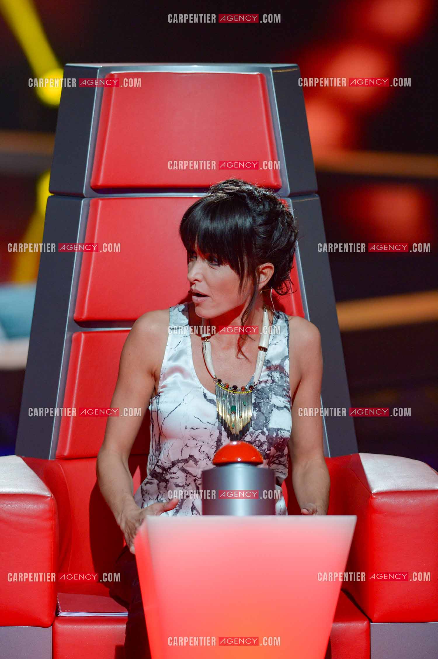 La chanteuse Jenifer Bartoli coach vocal de l'émission The Voice Kid's dans son fauteuil rouge.  ( Exclusif )