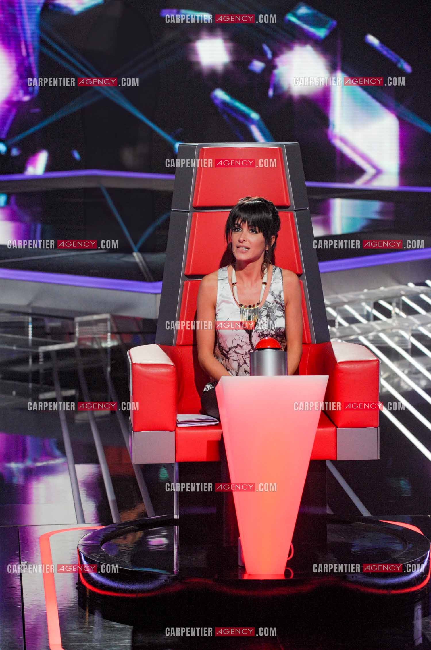 La chanteuse Jenifer Bartoli coach vocal de l'émission The Voice Kid's dans son fauteuil rouge.  ( Exclusif )