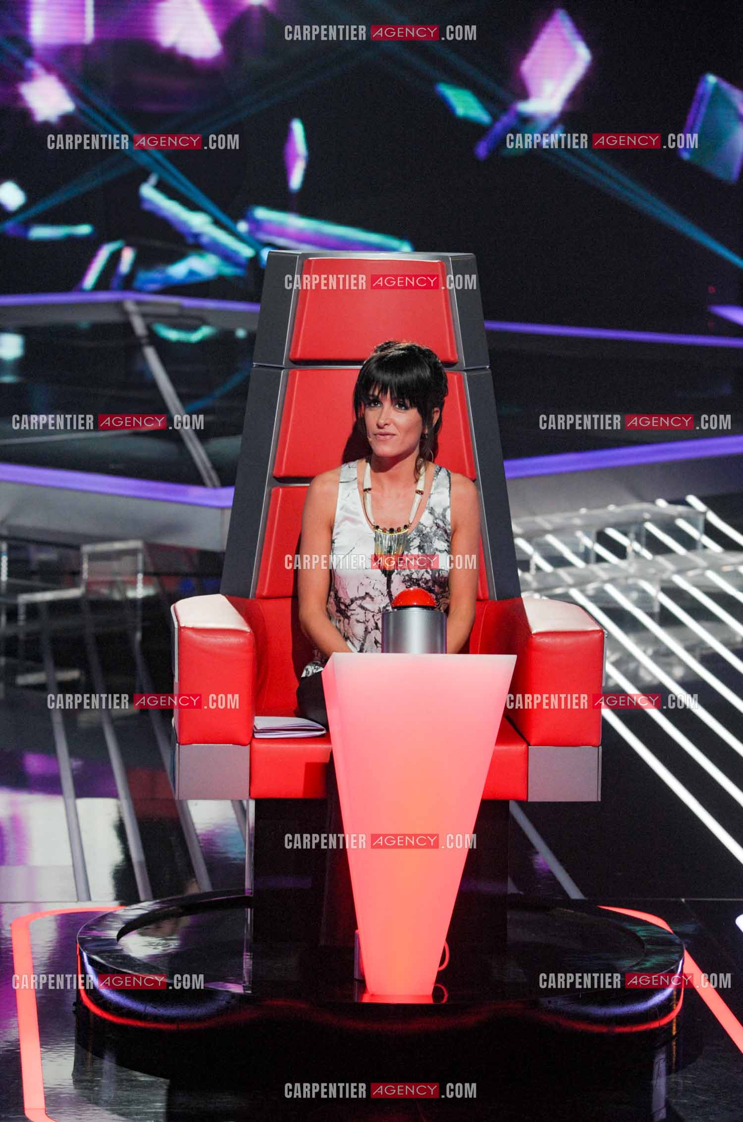 La chanteuse Jenifer Bartoli coach vocal de l'émission The Voice Kid's dans son fauteuil rouge.  ( Exclusif )
