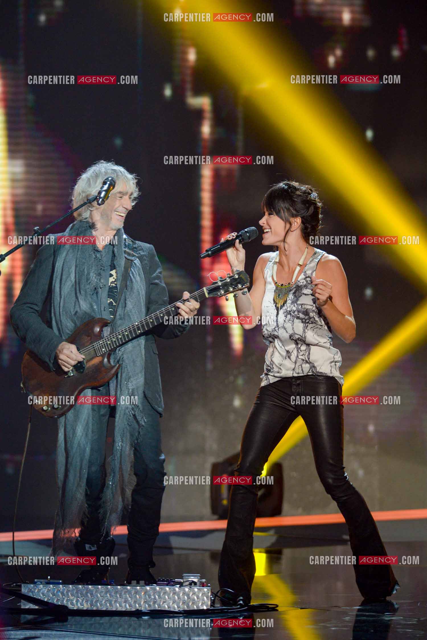 Les deux coachs de l'émission The Voice Kid's Louis Bertignac et Jenifer Bartoli lors d'un duo.  ( Exclusif )