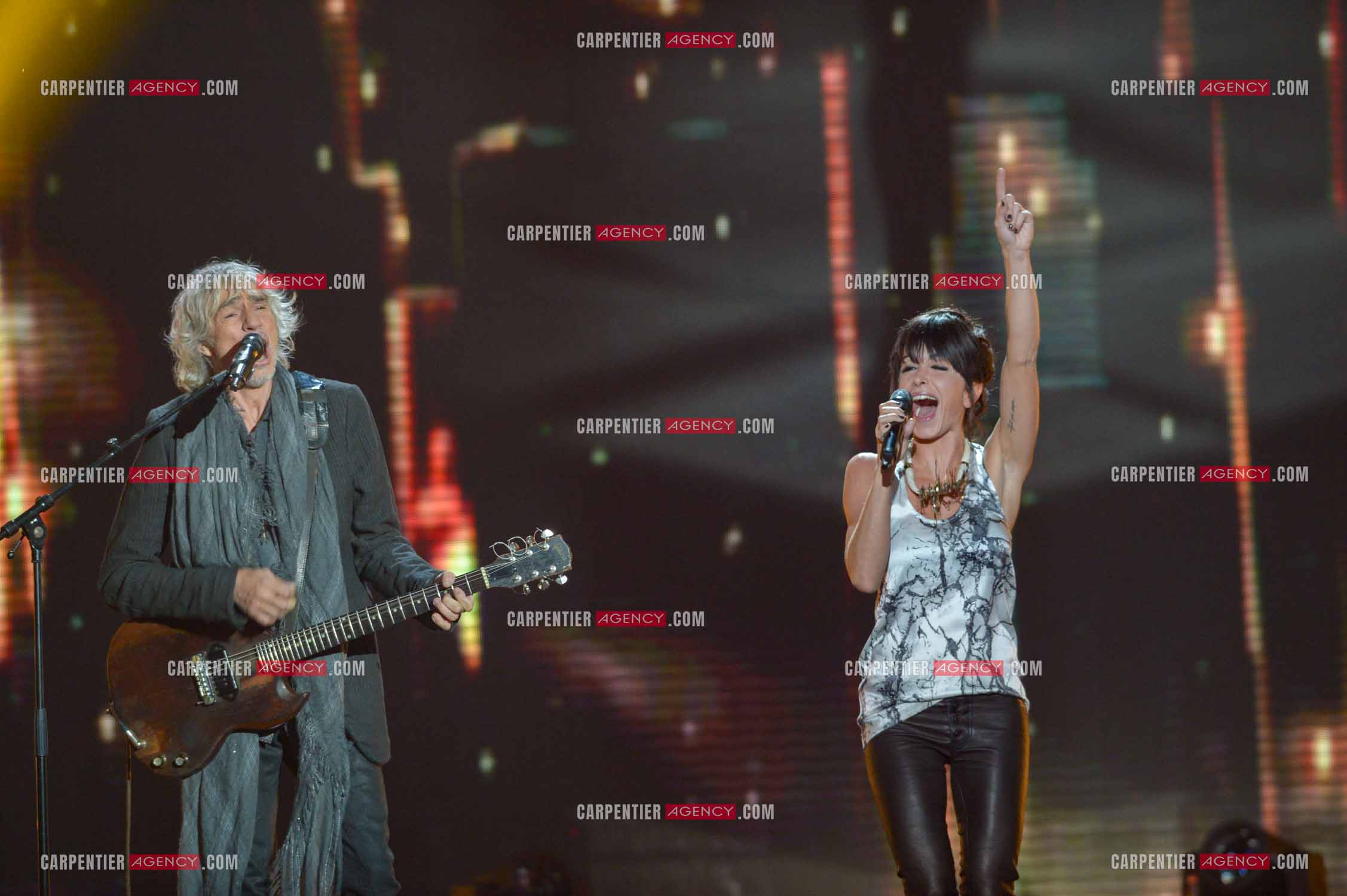 Les deux coachs de l'émission The Voice Kid's Louis Bertignac et Jenifer Bartoli lors d'un duo.  ( Exclusif )