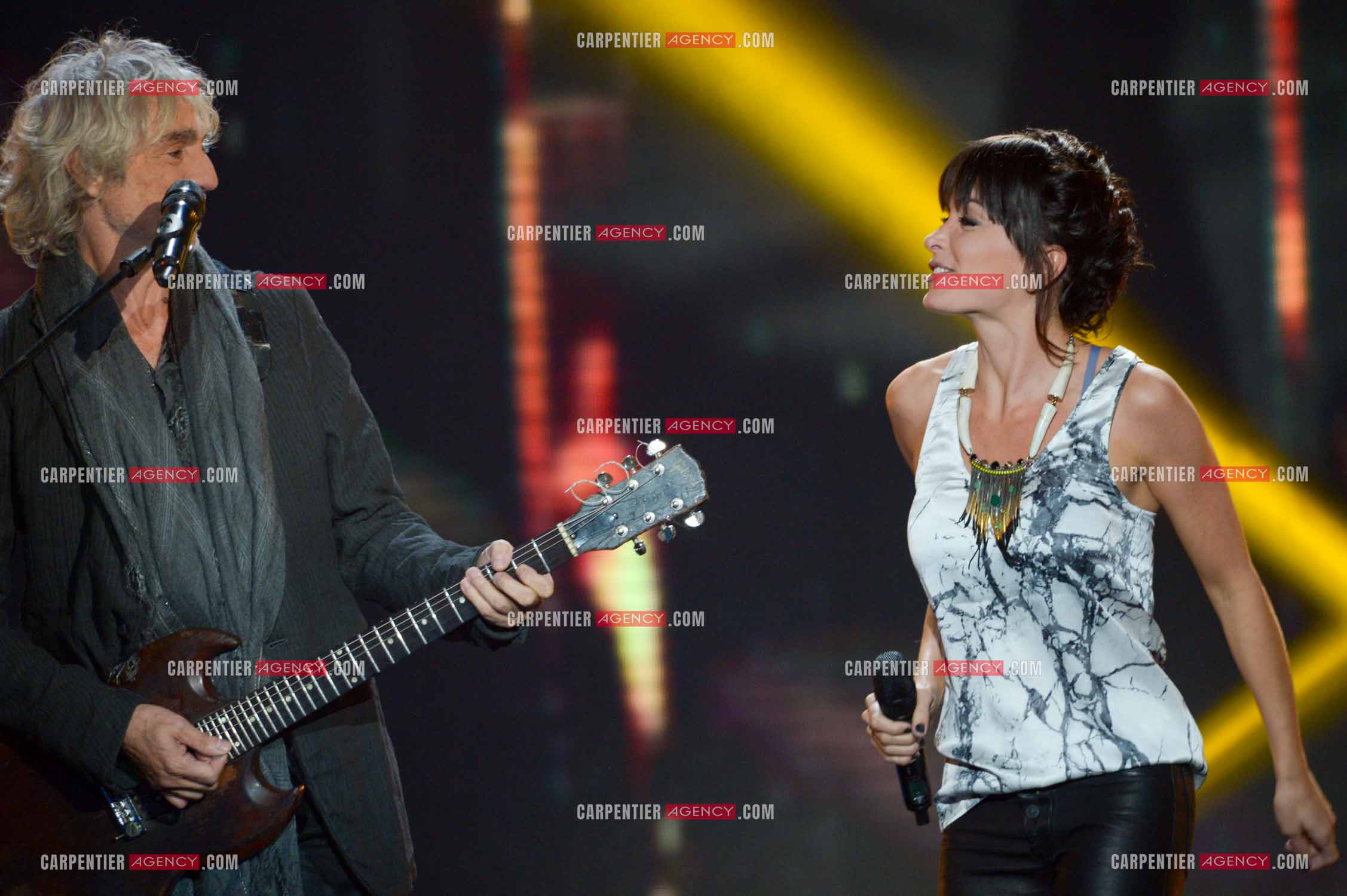 Les deux coachs de l'émission The Voice Kid's Louis Bertignac et Jenifer Bartoli lors d'un duo.  ( Exclusif )