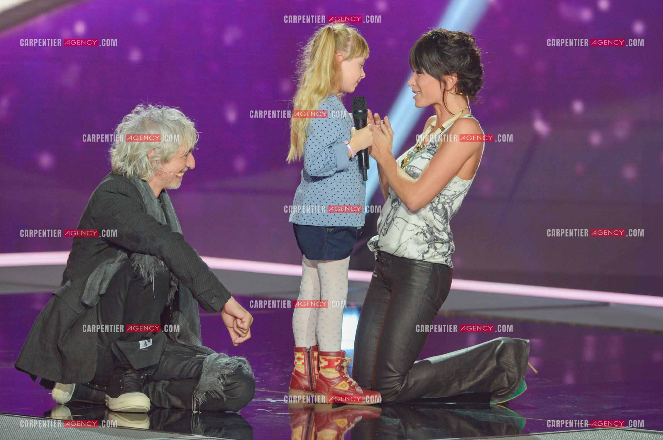 Les deux coachs de l'émission The Voice Kid's Jenifer et Louis Bertignac négossient  avec la petite Gloria De Blasi pour la sélectionner dans leur équipe.  ( Exclusif )