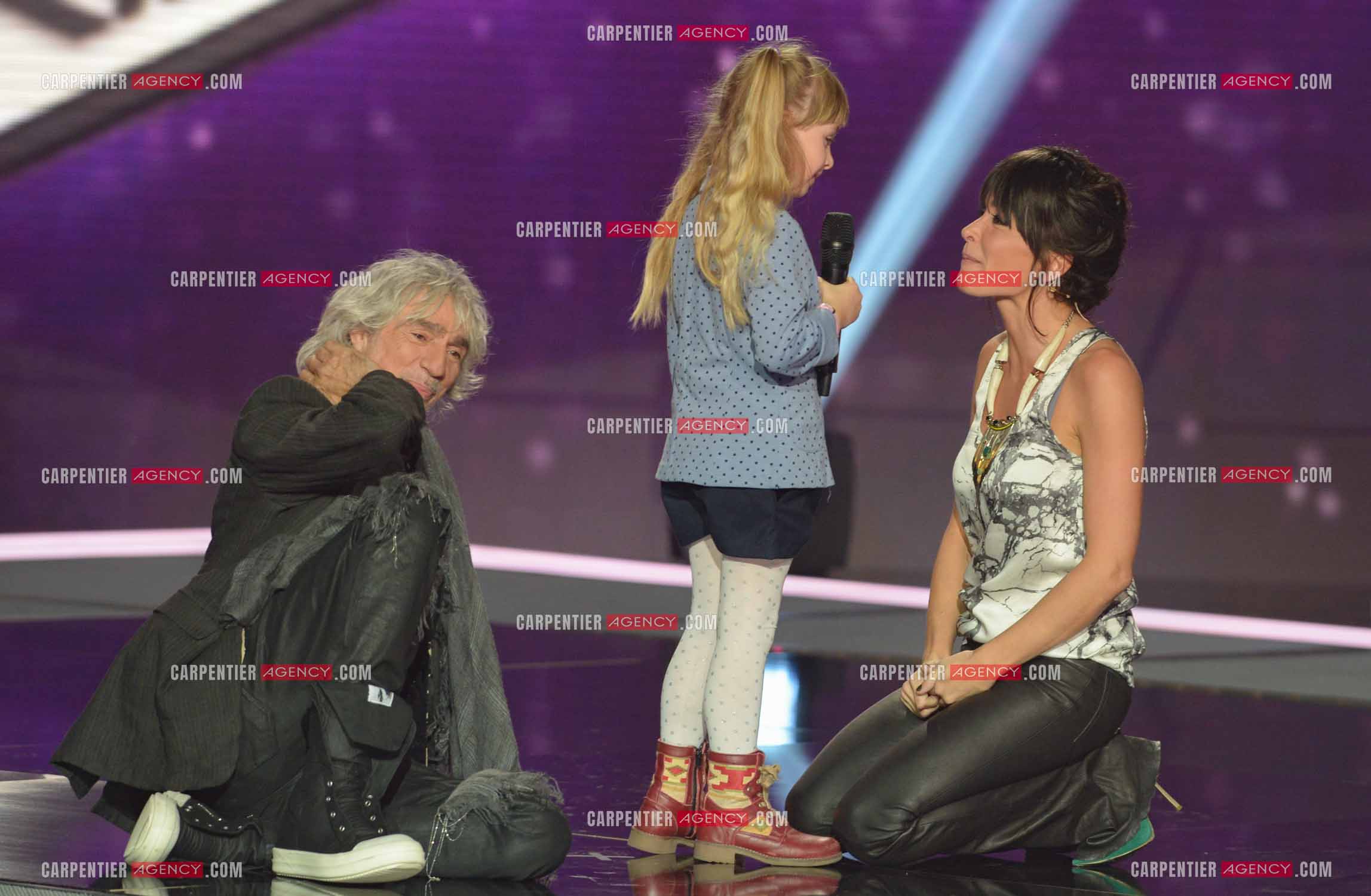 Les deux coachs de l'émission The Voice Kid's Jenifer et Louis Bertignac négossient  avec la petite Gloria De Blasi pour la sélectionner dans leur équipe.  ( Exclusif )