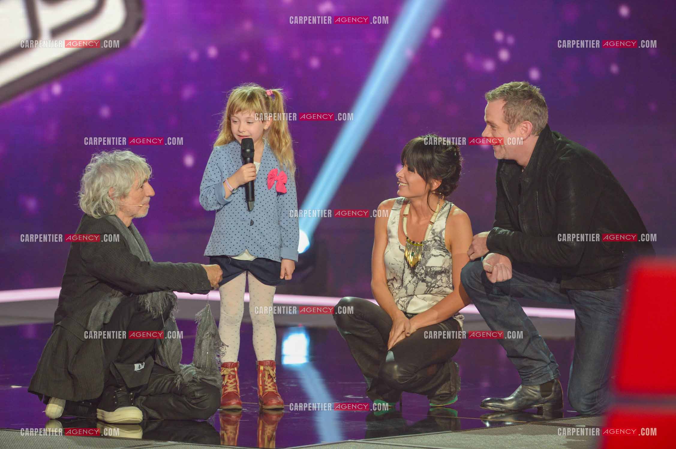 Les trois coachs de l'émission The Voice Kid's Jenifer, Louis Bertignac et Garou négossient  avec la petite Gloria De Blasi pour la sélectionner dans leur équipe.  ( Exclusif )