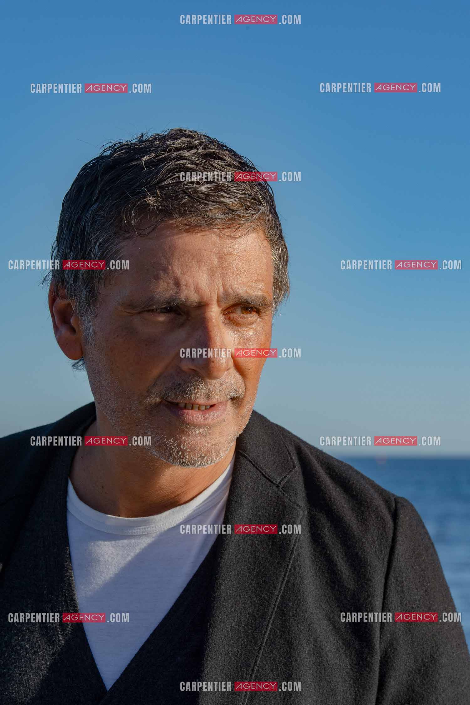 L'acteur Pascal Elbé sur la plage du Mourillon à Toulon pour la promo de son dernier film “ ON EST FAIT POUR S'ENTENDRE “.   ( Exclusif )