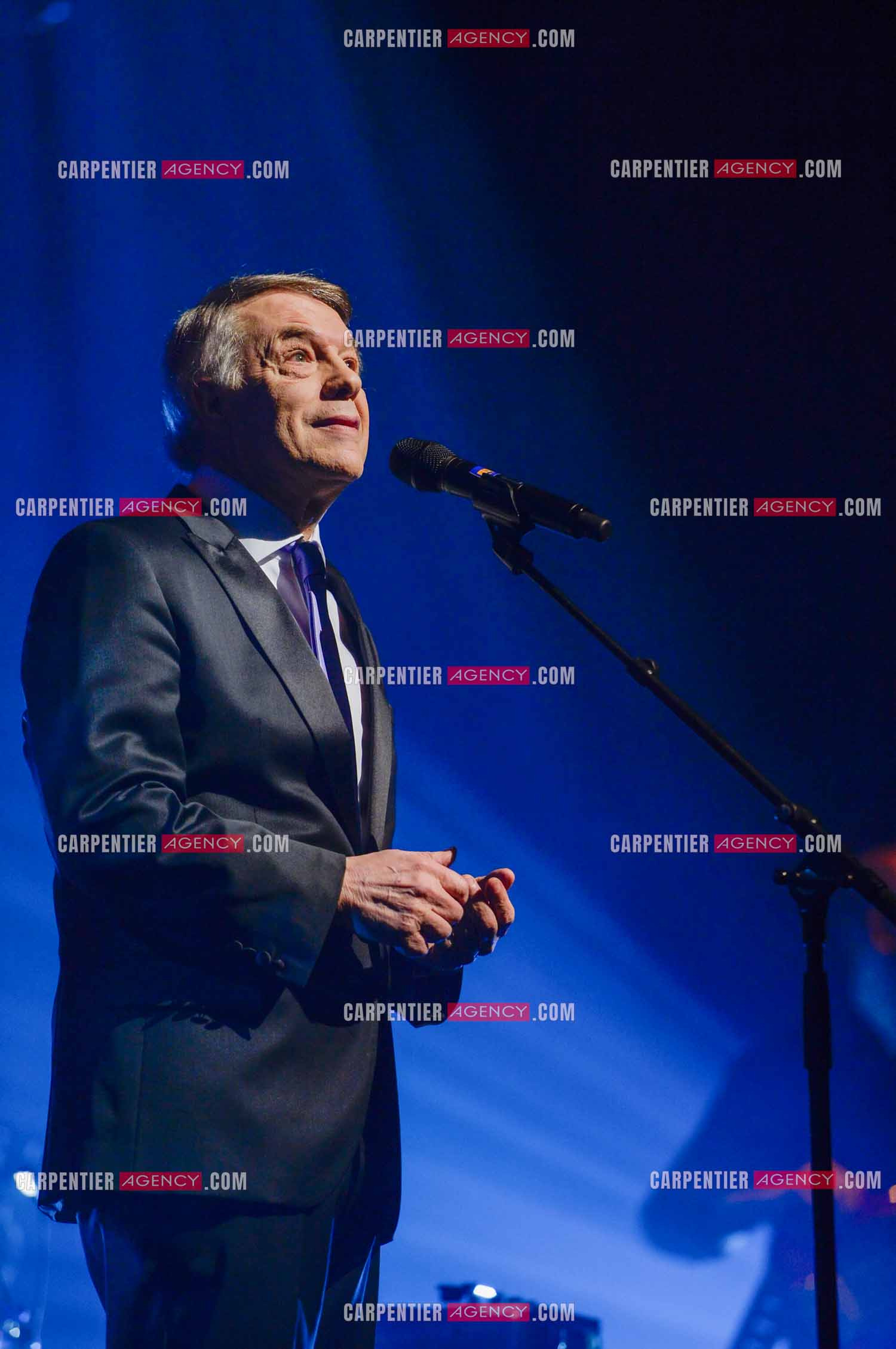 Le chanteur Salvatore Adamo en concert au Grand Rex à Paris.