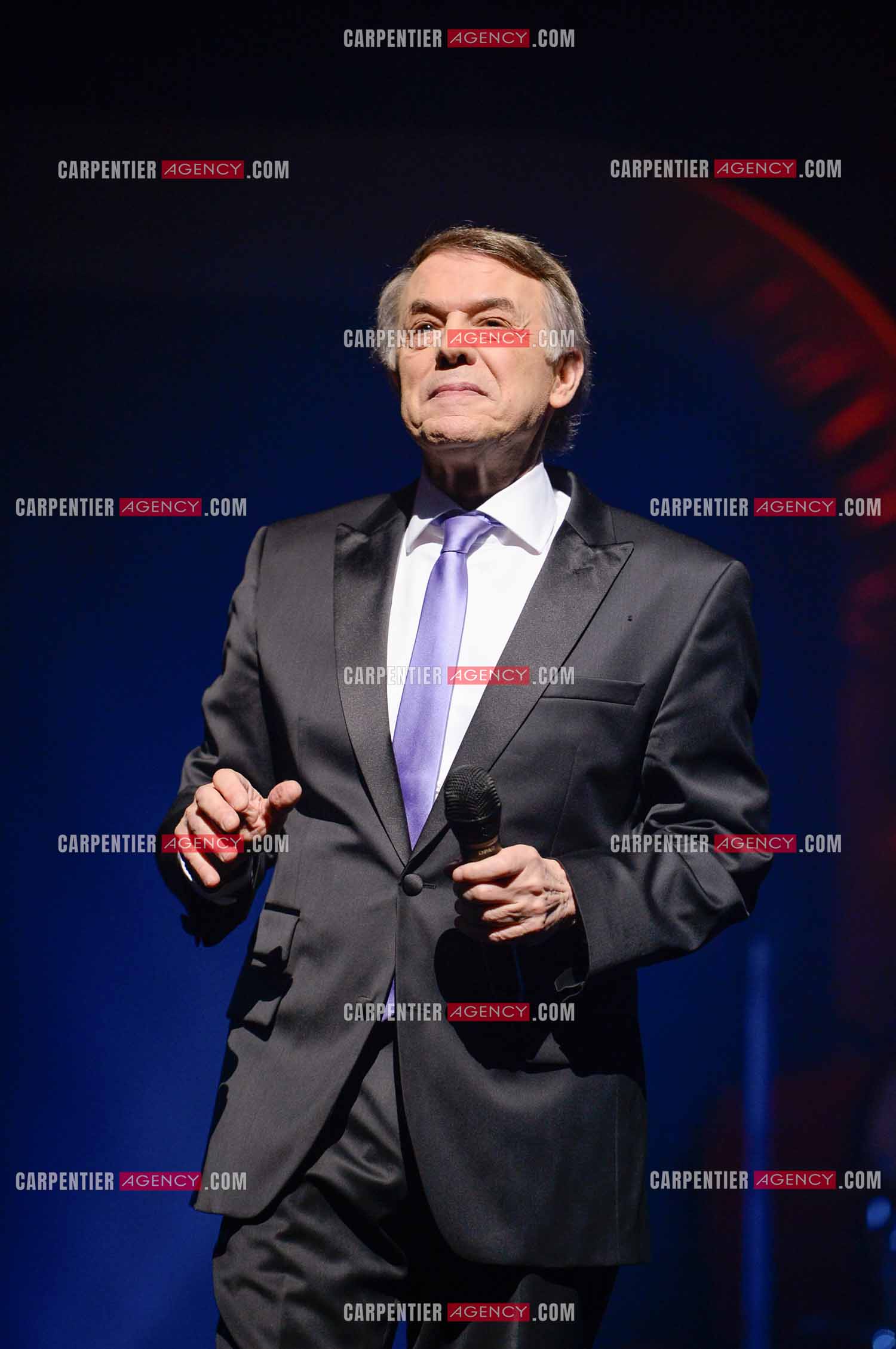 Le chanteur Salvatore Adamo en concert au Grand Rex à Paris.