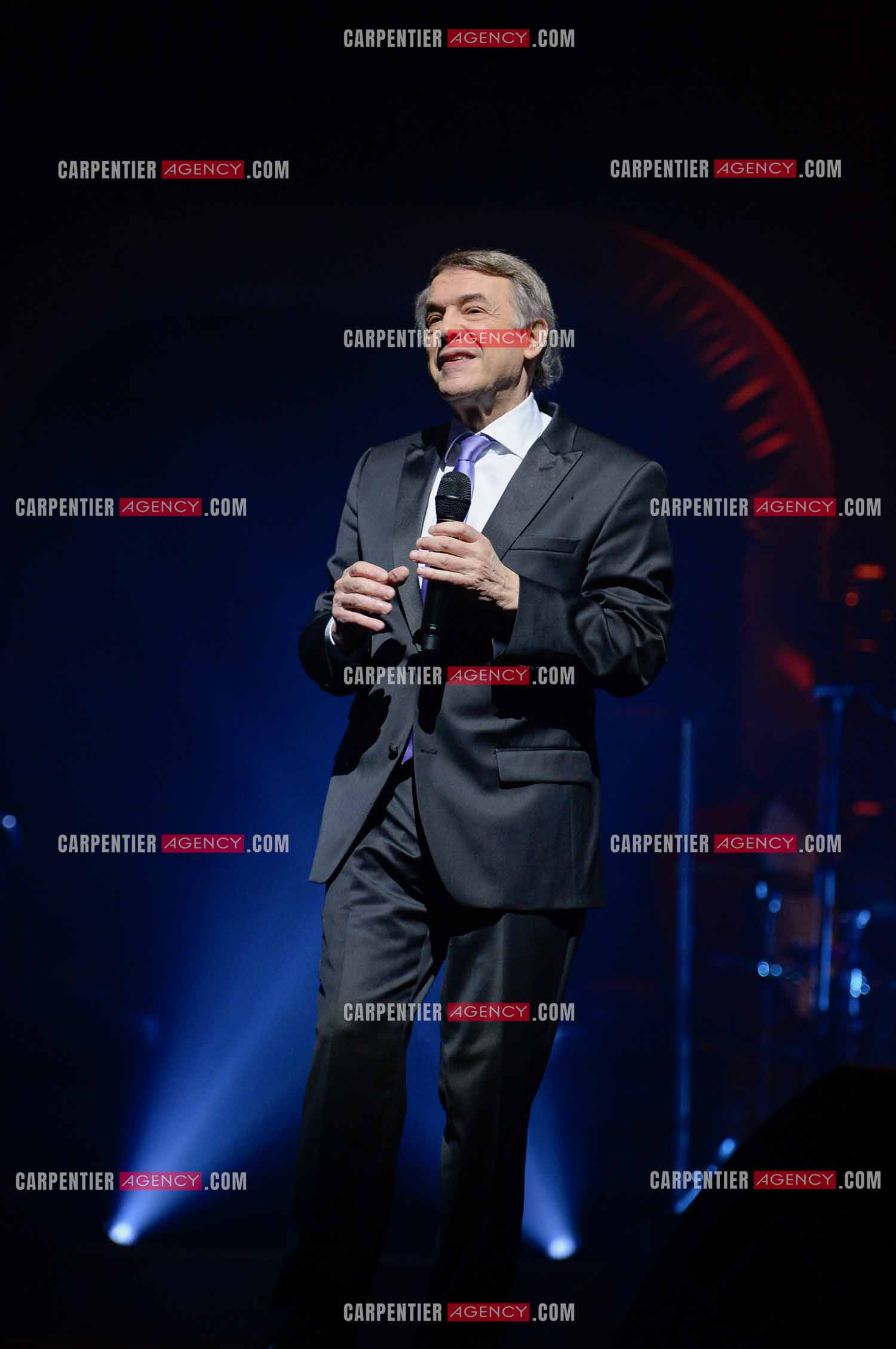 Le chanteur Salvatore Adamo en concert au Grand Rex à Paris.