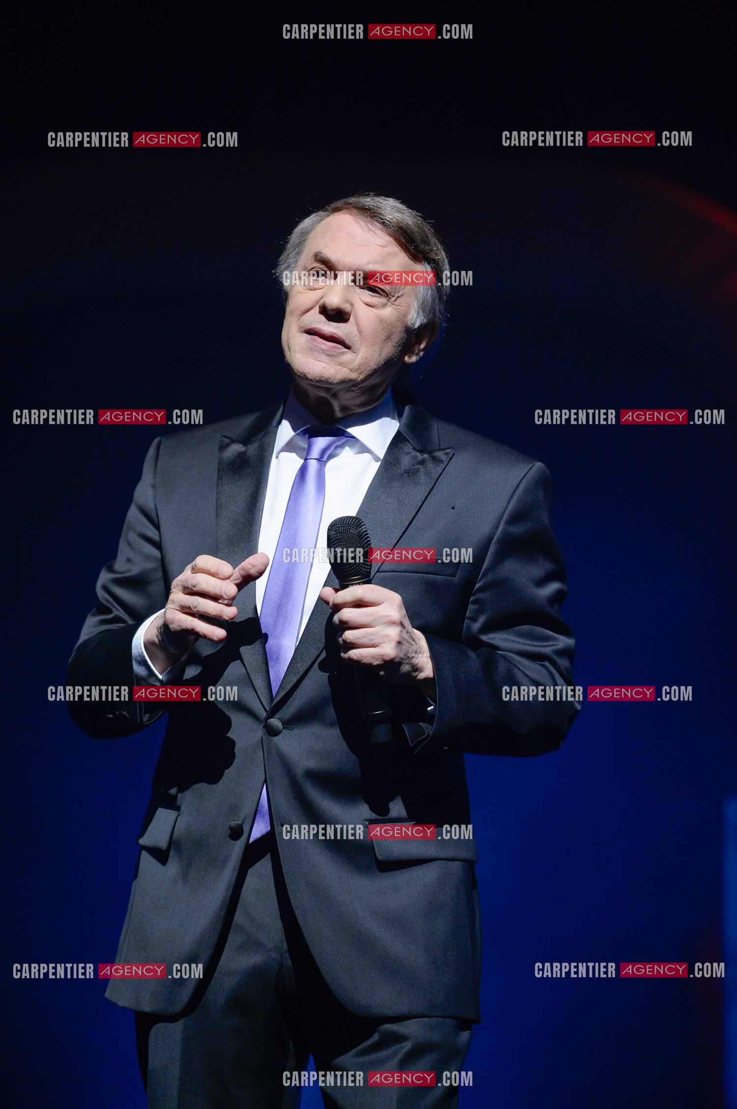 Le chanteur Salvatore Adamo en concert au Grand Rex à Paris.