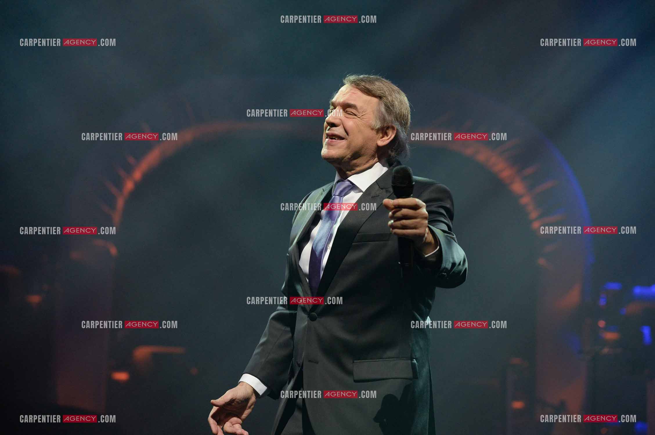 Le chanteur Salvatore Adamo en concert au Grand Rex à Paris.