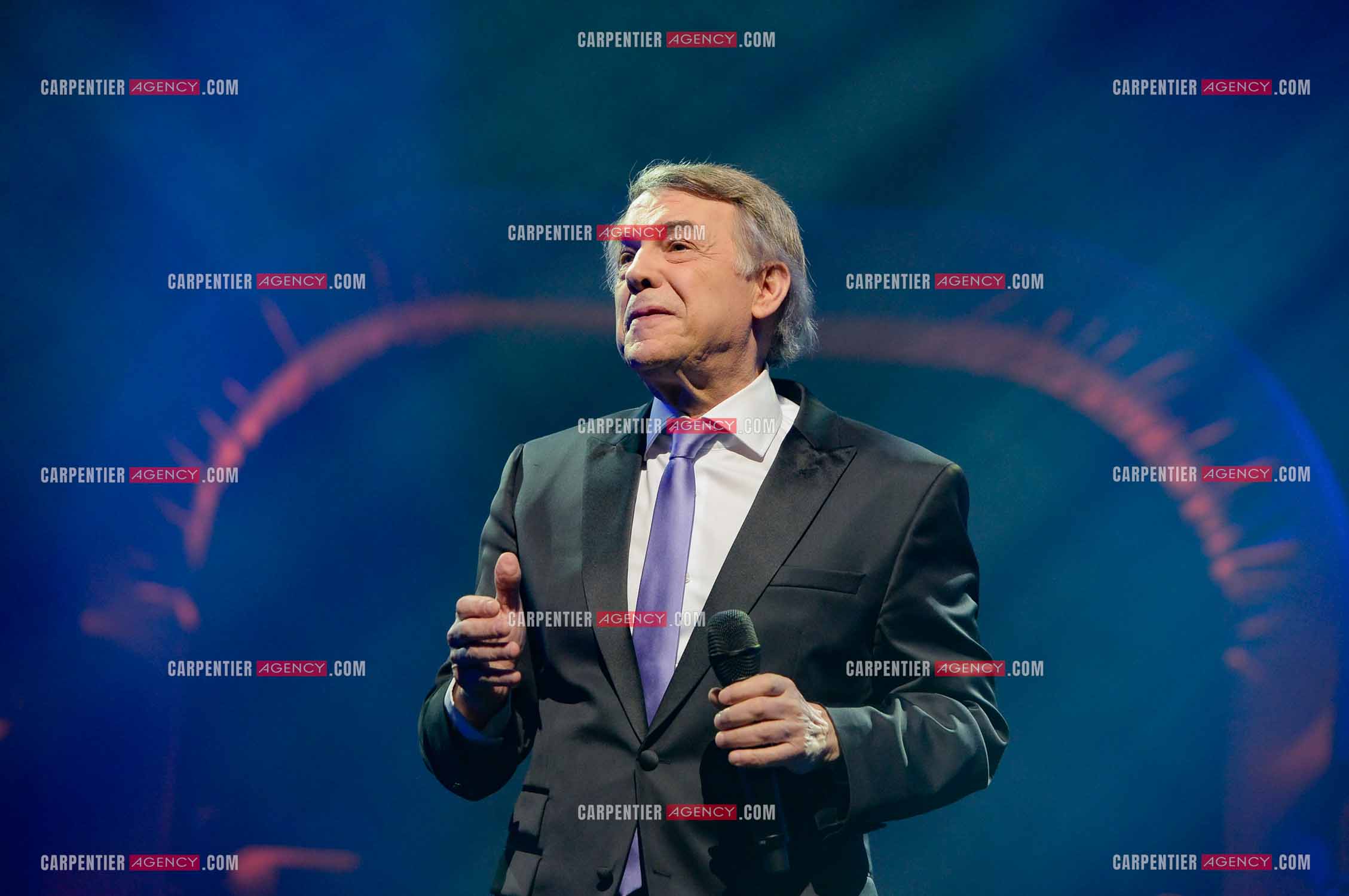 Le chanteur Salvatore Adamo en concert au Grand Rex à Paris.