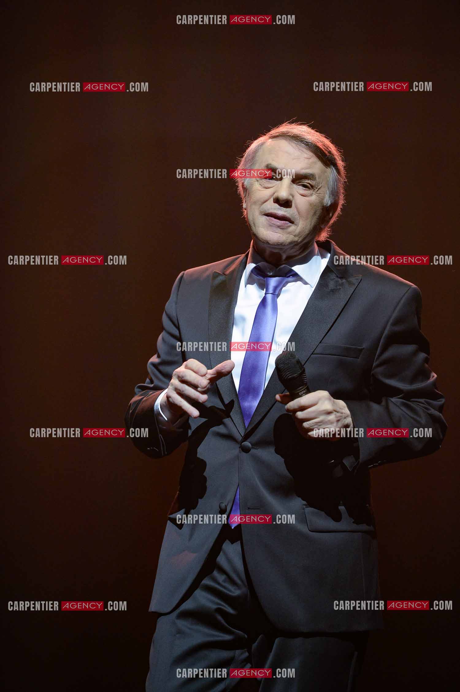 Le chanteur Salvatore Adamo en concert au Grand Rex à Paris.