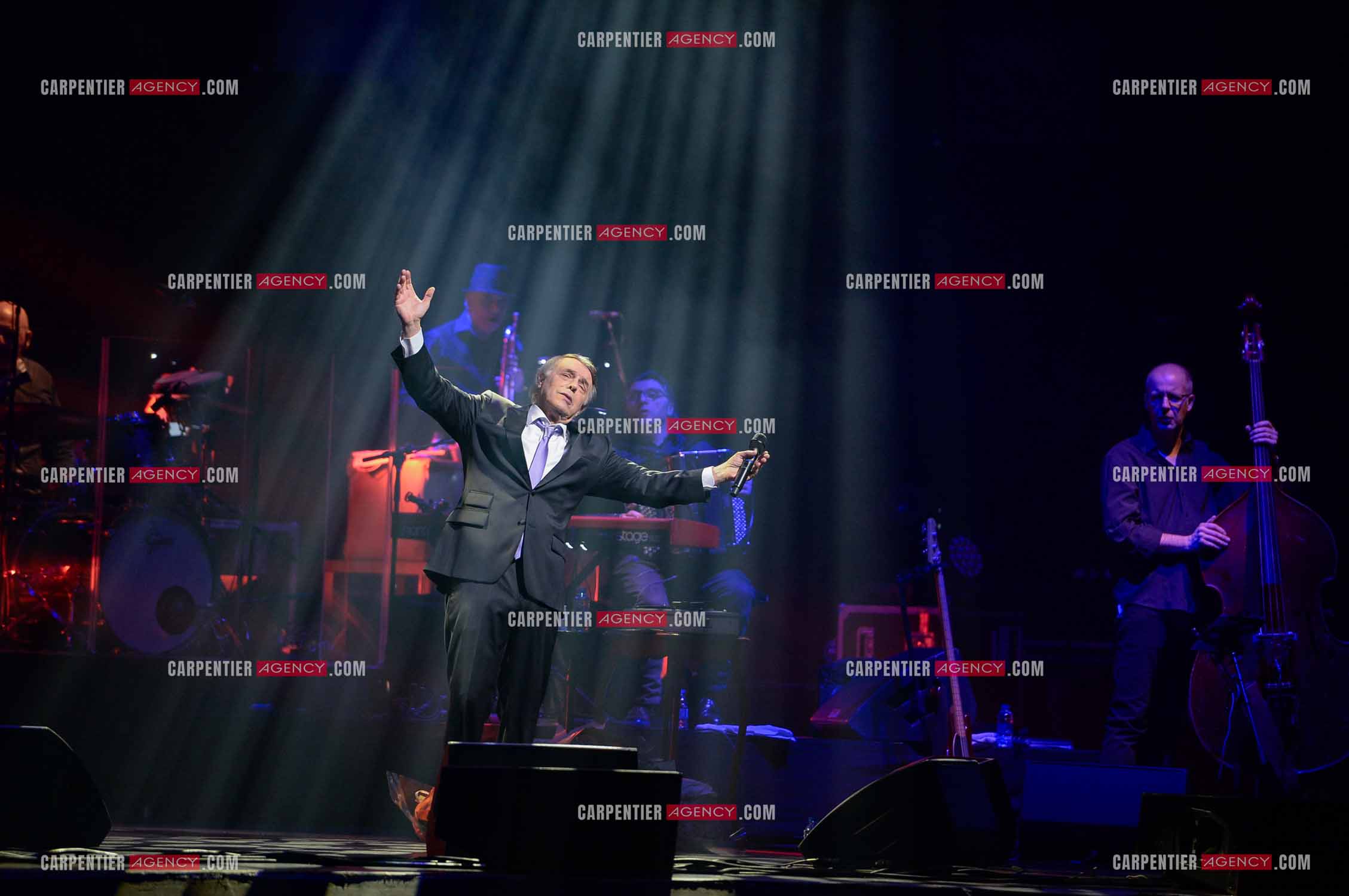 Le chanteur Salvatore Adamo en concert au Grand Rex à Paris.