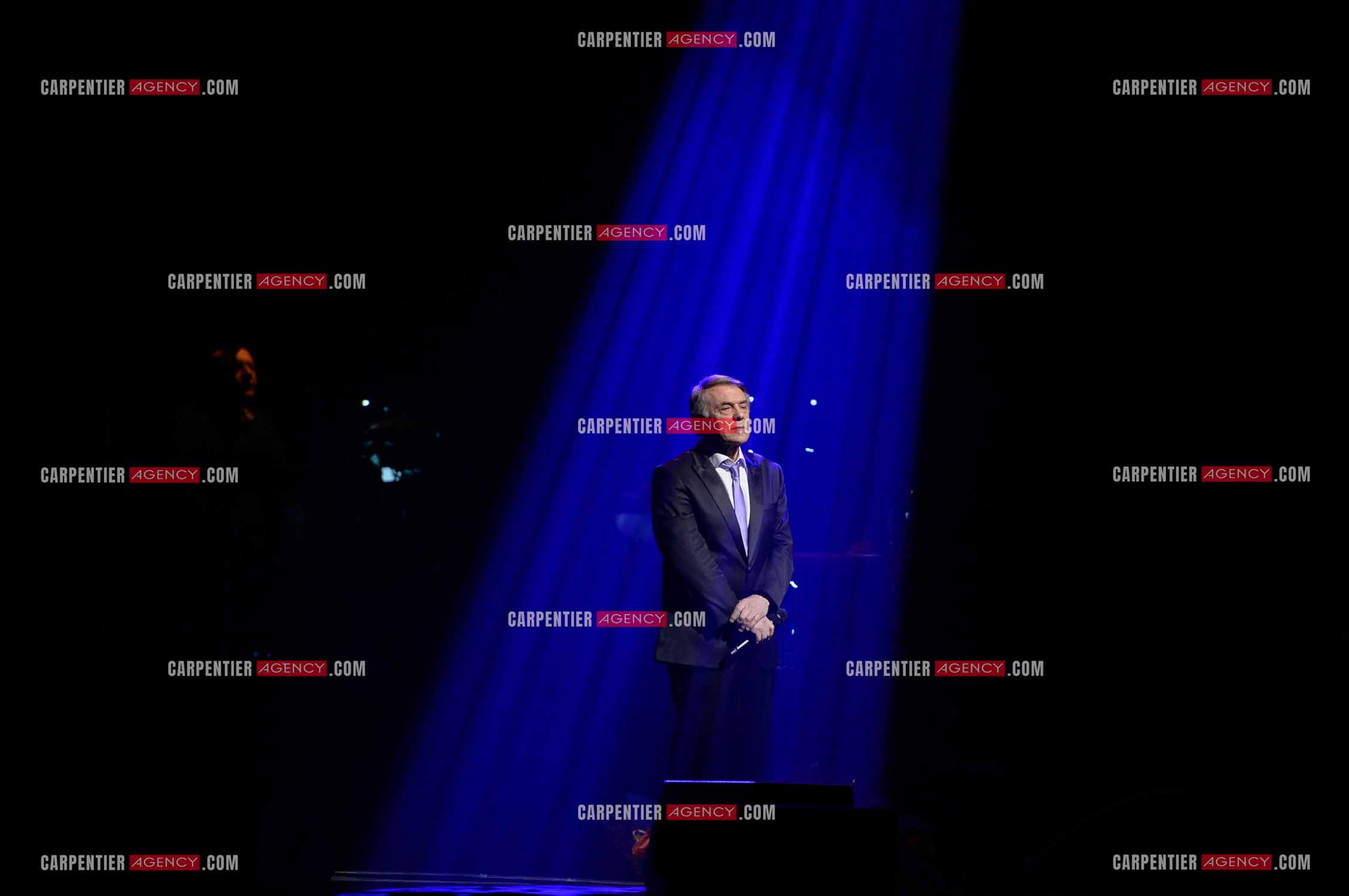 Le chanteur Salvatore Adamo en concert au Grand Rex à Paris.