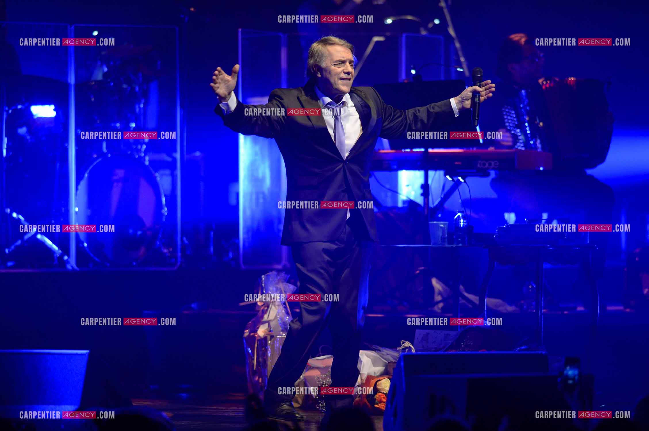 Le chanteur Salvatore Adamo en concert au Grand Rex à Paris.