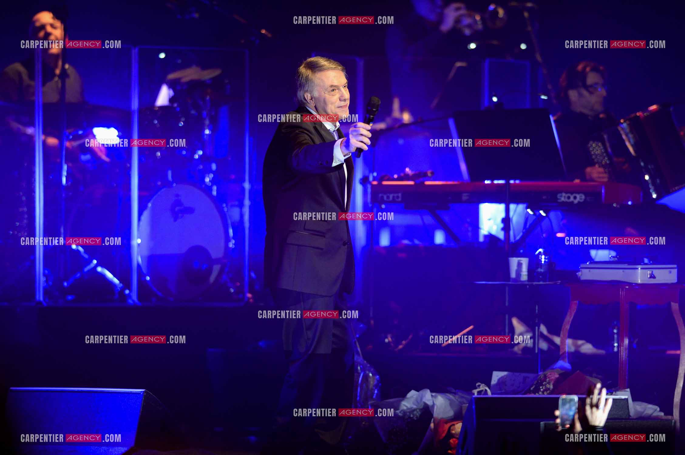 Le chanteur Salvatore Adamo en concert au Grand Rex à Paris.