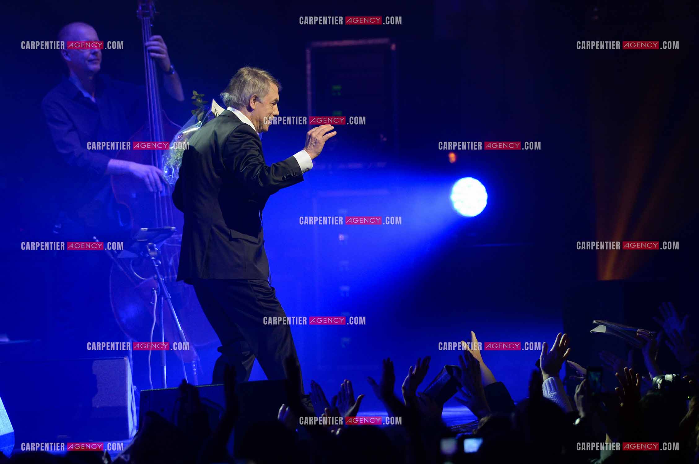 Le chanteur Salvatore Adamo en concert au Grand Rex à Paris.