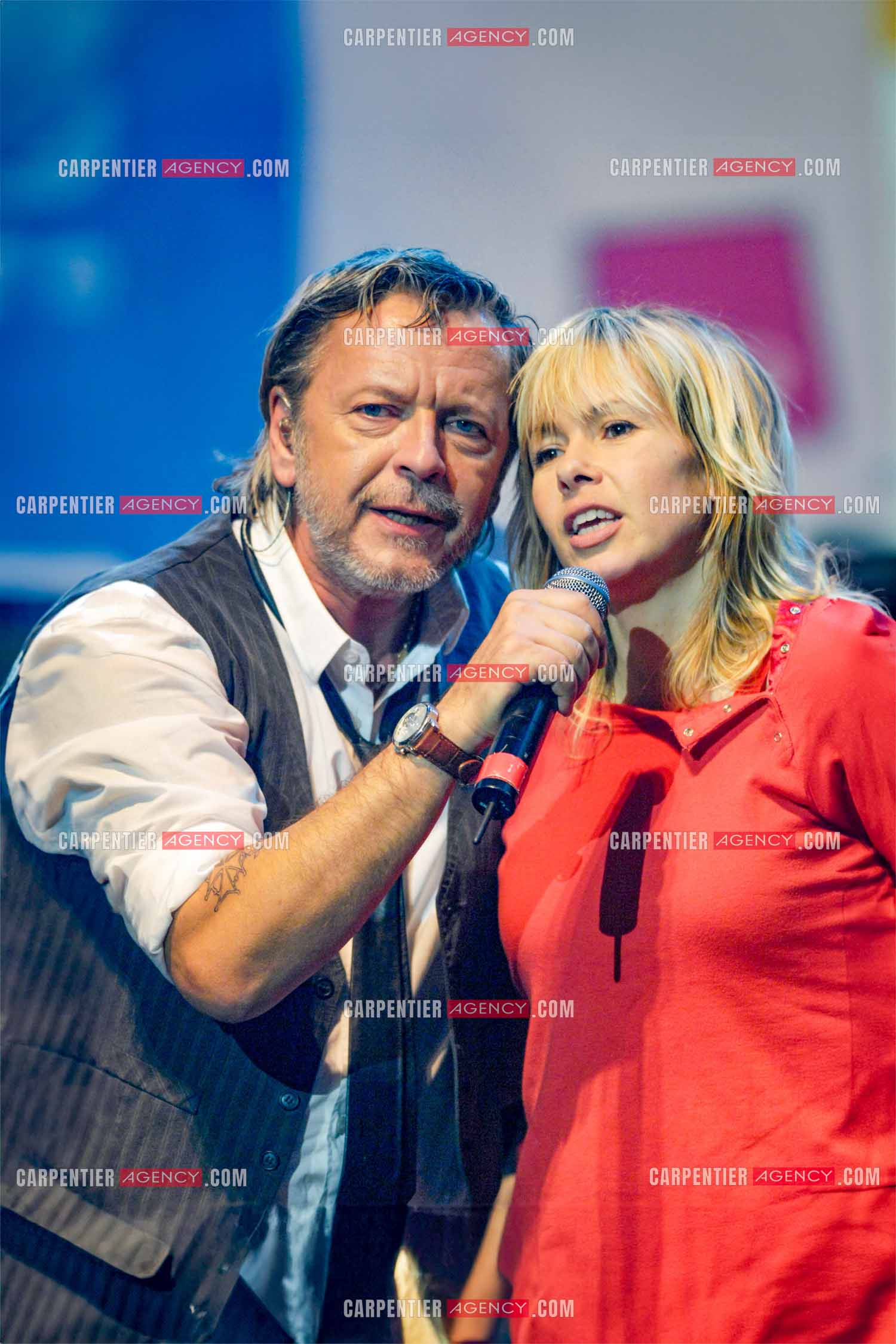 Le chanteur Renaud et sa femme Romane Serda lors d'un concert de soutien au Zénith de Paris au profit de la libération d'Ingrid Betancourt.