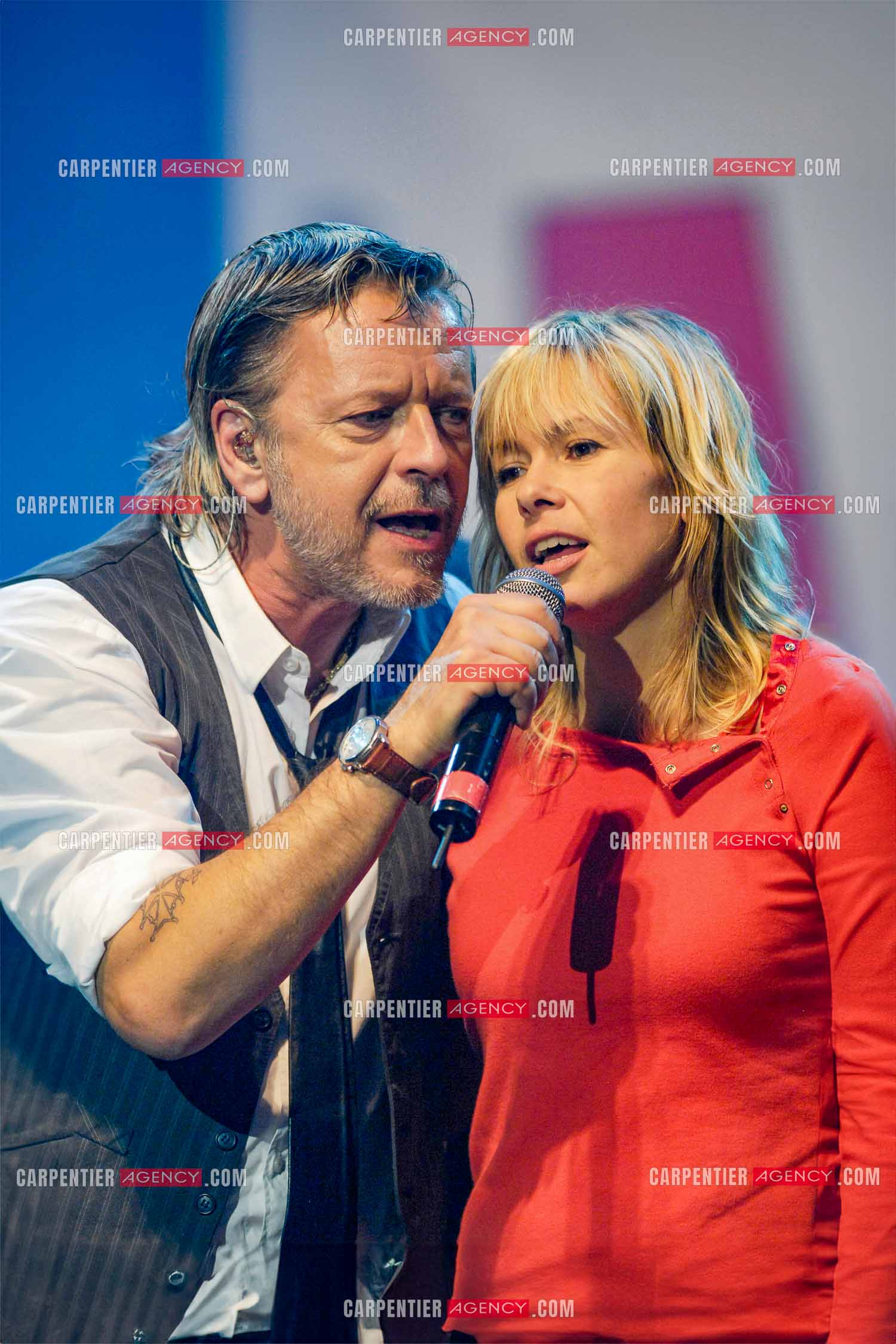 Le chanteur Renaud et sa femme Romane Serda lors d'un concert de soutien au Zénith de Paris au profit de la libération d'Ingrid Betancourt.