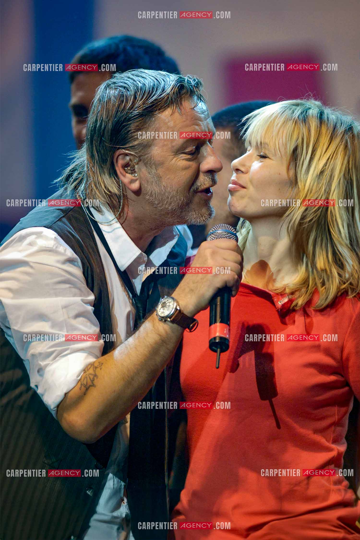 Le chanteur Renaud et sa femme Romane Serda lors d'un concert de soutien au Zénith de Paris au profit de la libération d'Ingrid Betancourt.