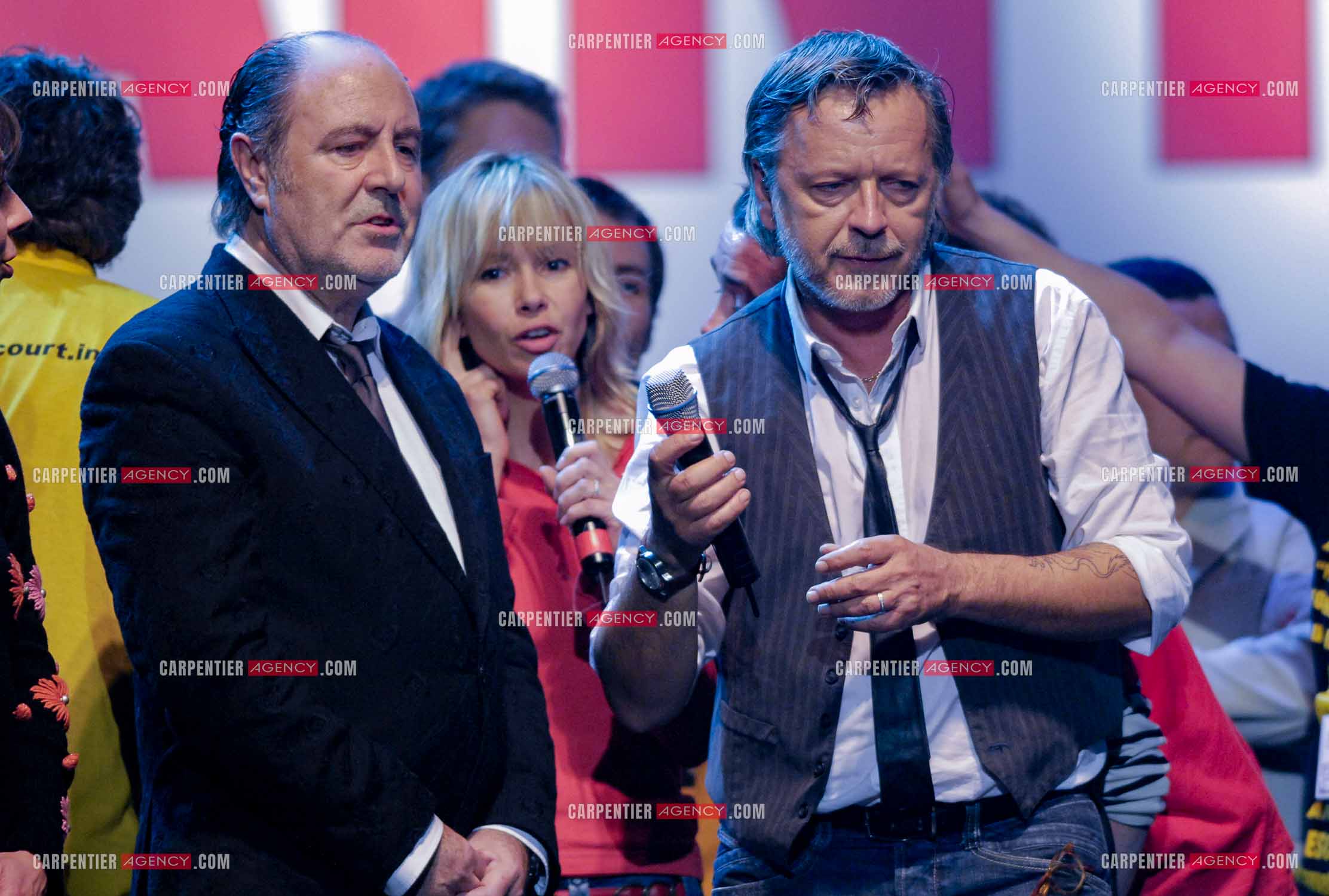 Le chanteur Renaud et sa femme Romane Serda lors d'un concert de soutien au Zénith de Paris au profit de la libération d'Ingrid Betancourt. Ici, accompagné du chanteur Michel Delpech.