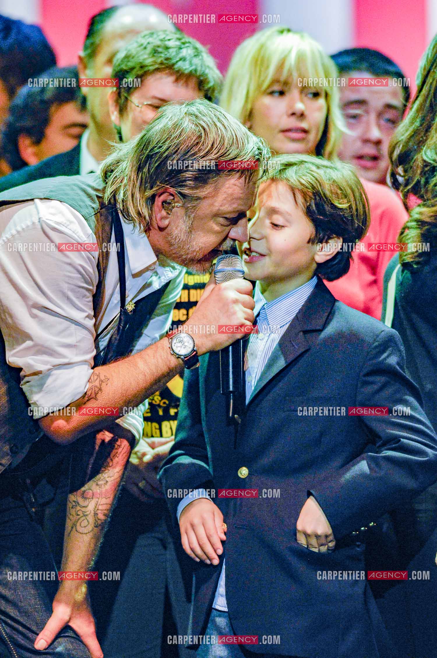 Le chanteur Renaud lors d un concert de soutien au Zenith de Paris au profis de la liberation d'Ingrid Betancourt. Renaud entouré de la famille de Ingrid Betancourt.