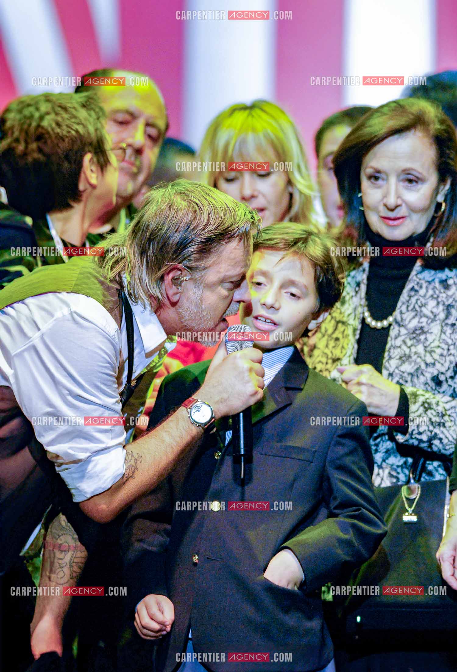 Le chanteur Renaud lors d un concert de soutien au Zenith de Paris au profis de la liberation d'Ingrid Betancourt. Renaud entouré de la famille de Ingrid Betancourt.