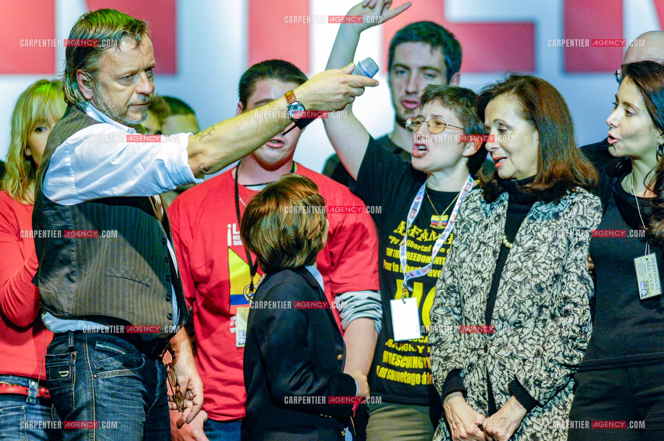 Le chanteur Renaud lors d un concert de soutien au Zenith de Paris au profis de la liberation d'Ingrid Betancourt. Renaud entouré de la famille de Ingrid Betancourt.