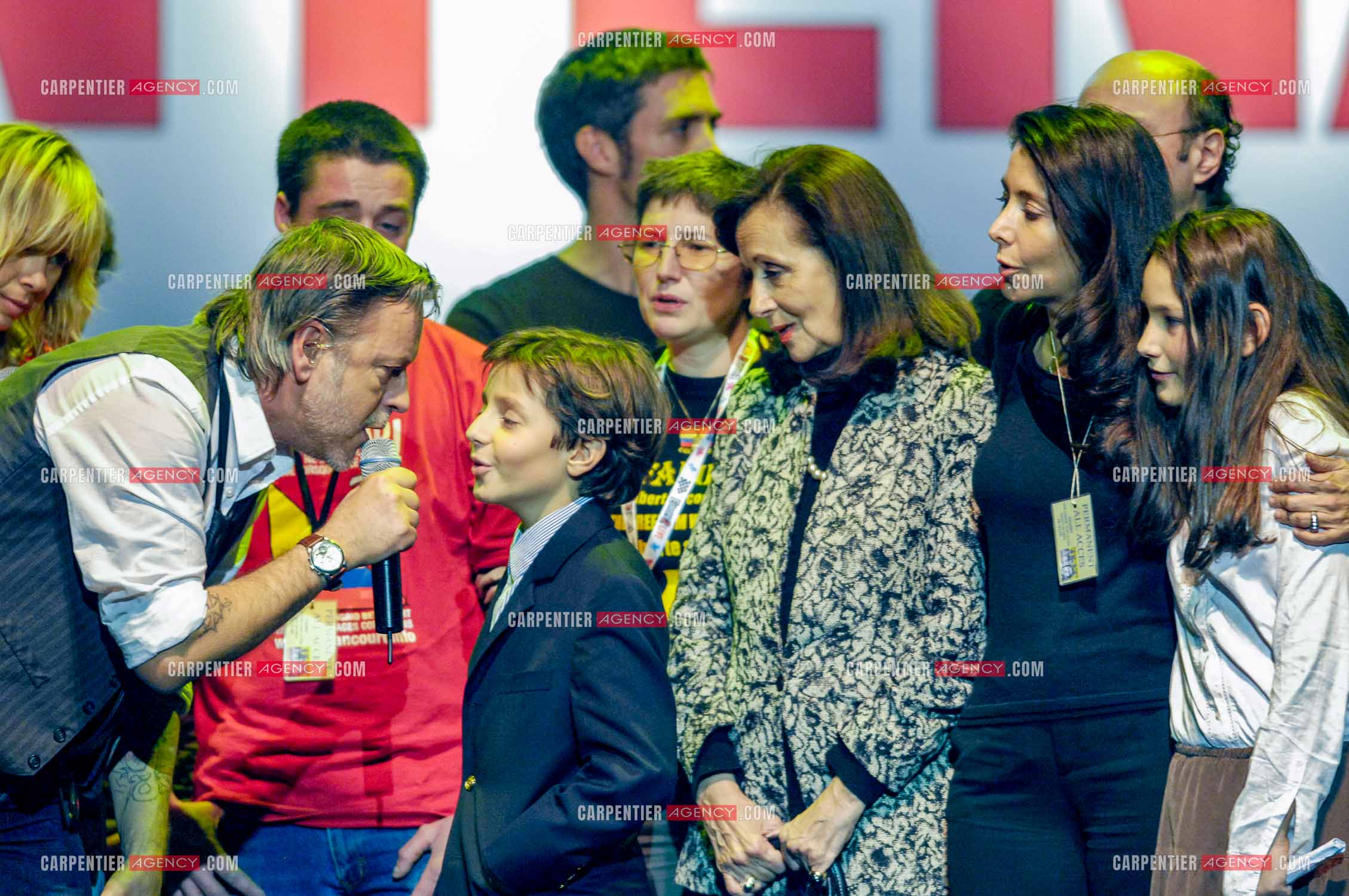 Le chanteur Renaud lors d un concert de soutien au Zenith de Paris au profis de la liberation d'Ingrid Betancourt. Renaud entouré de la famille de Ingrid Betancourt.