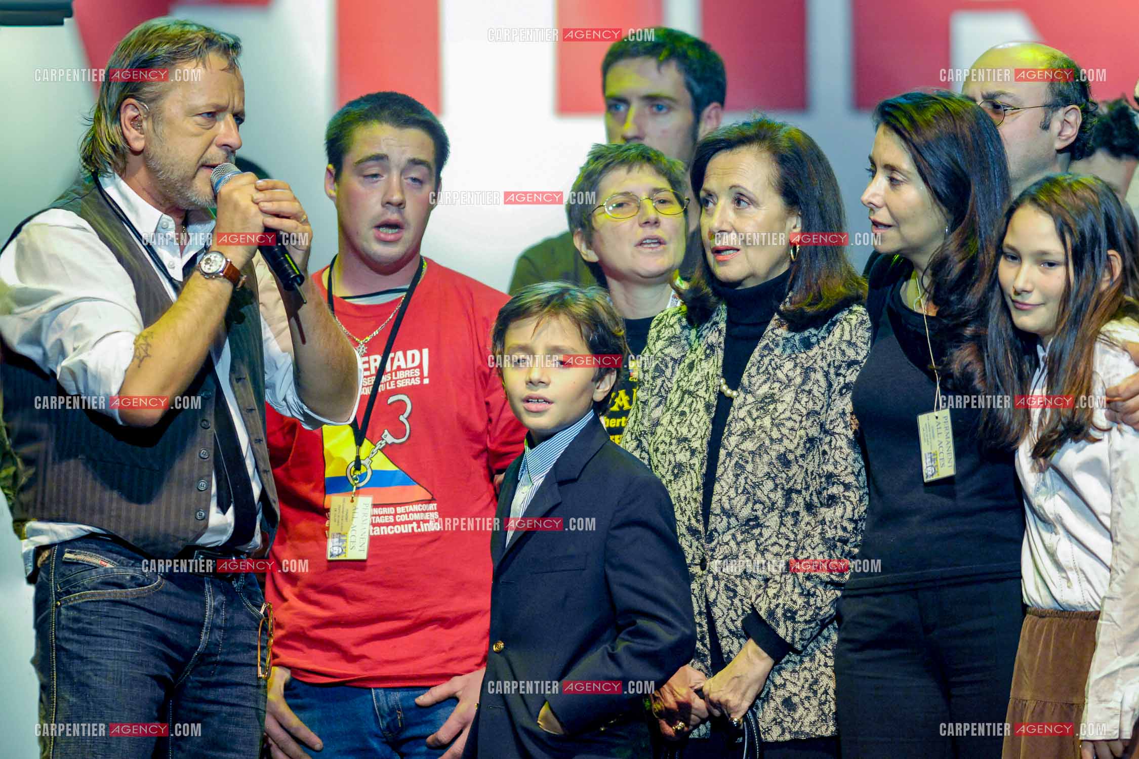 Le chanteur Renaud lors d un concert de soutien au Zenith de Paris au profis de la liberation d'Ingrid Betancourt. Renaud entouré de la famille de Ingrid Betancourt.